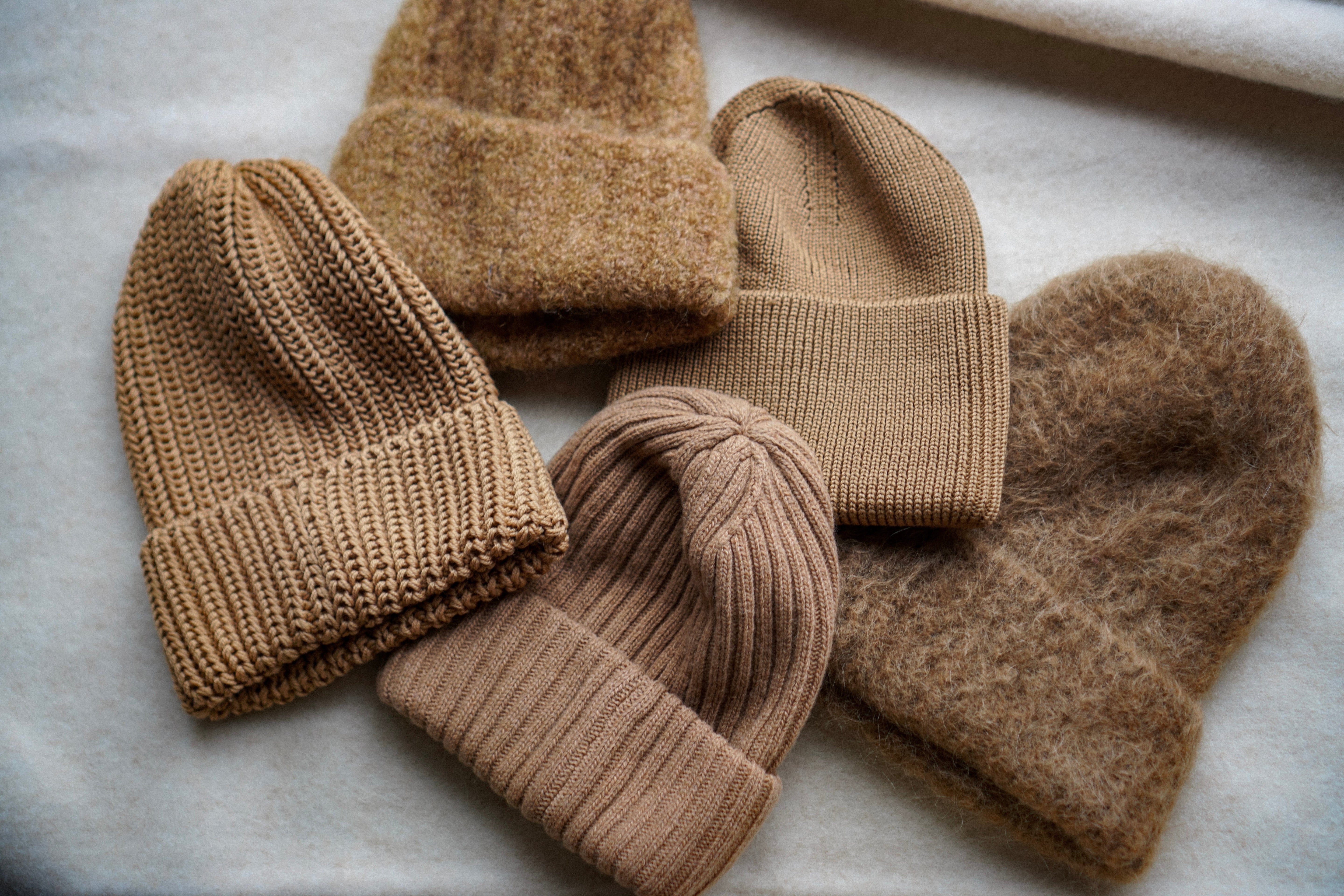 Czapki merino: jakie są rodzaje, jak dobrać materiał i kolor?