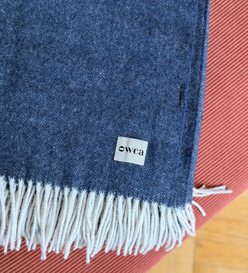 EOS Koc z merynosa z frędzlami w jodełkę - granatowy