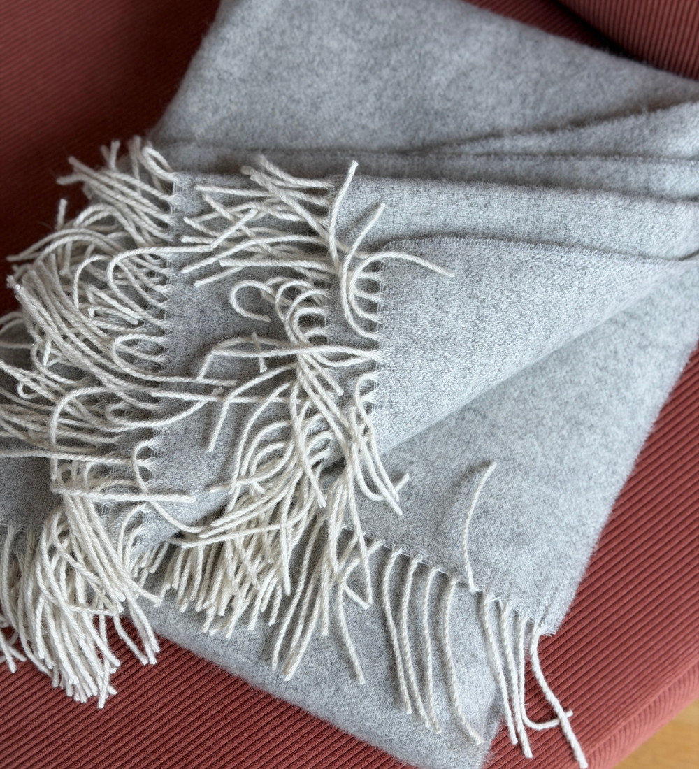 EOS Koc z merynosa z frędzlami w jodełkę - jasny popiel