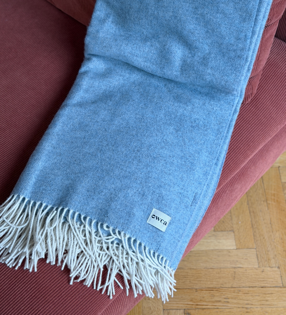 EOS Koc z merynosa z frędzlami w jodełkę - błękitny