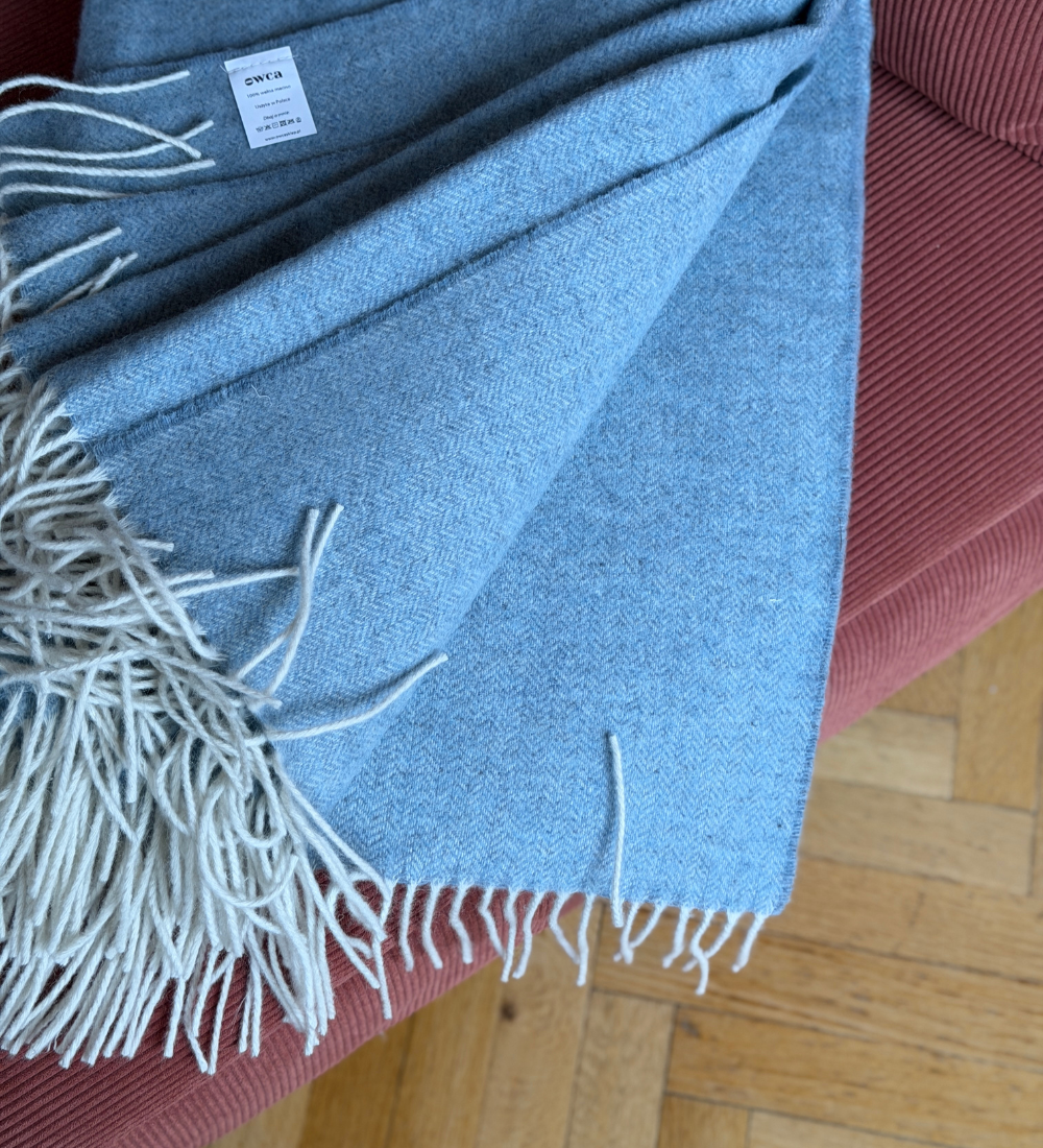 EOS Koc z merynosa z frędzlami w jodełkę - błękitny