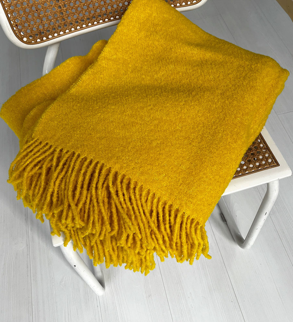 HELIOS Koc z merynosa z frędzlami boucle - żółty