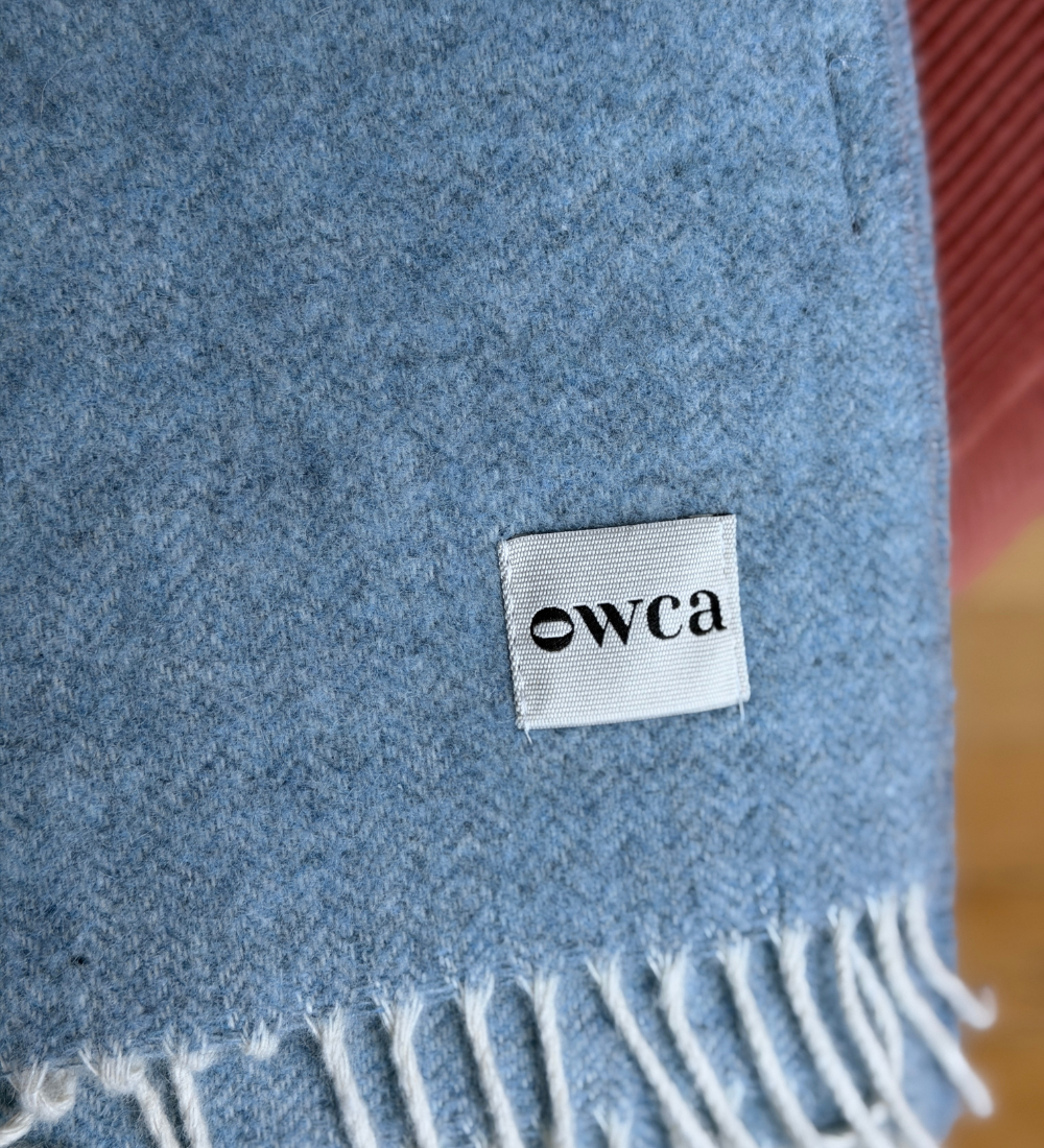 EOS Koc z merynosa z frędzlami w jodełkę - błękitny