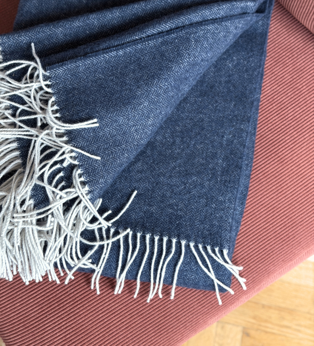 EOS Koc z merynosa z frędzlami w jodełkę - granatowy