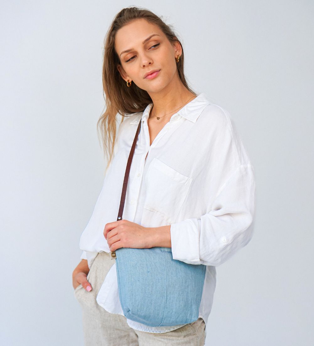 KOMPANKA Mała lniana torebka z paskiem - morska bryza