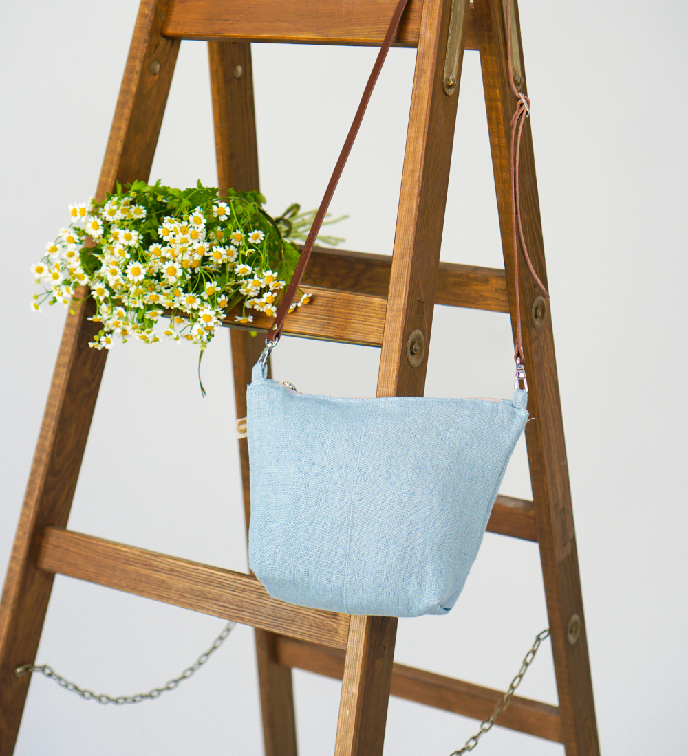 KOMPANKA Mała lniana torebka z paskiem - morska bryza