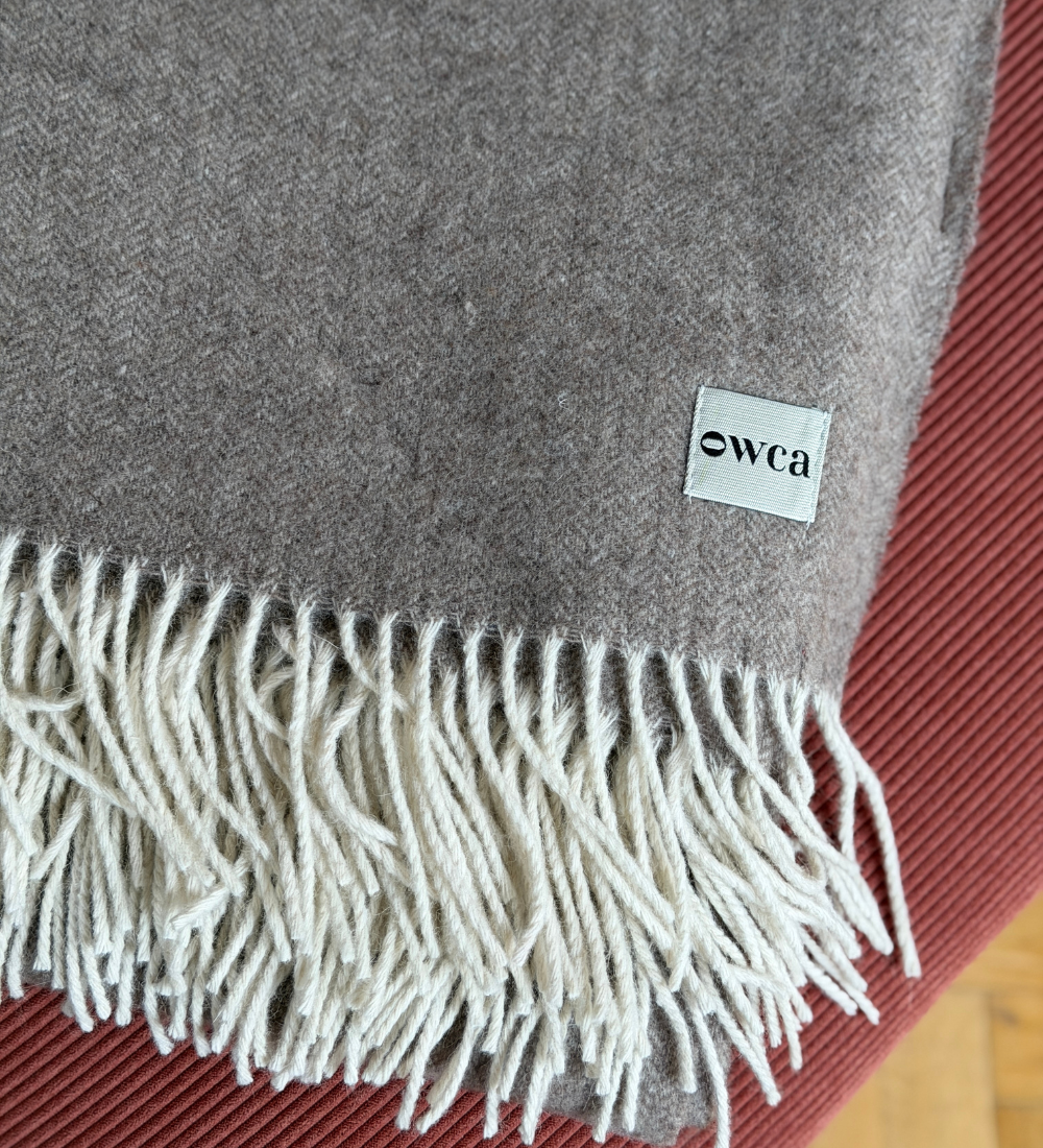 EOS Koc z merynosa z frędzlami w jodełkę - jasny brąz