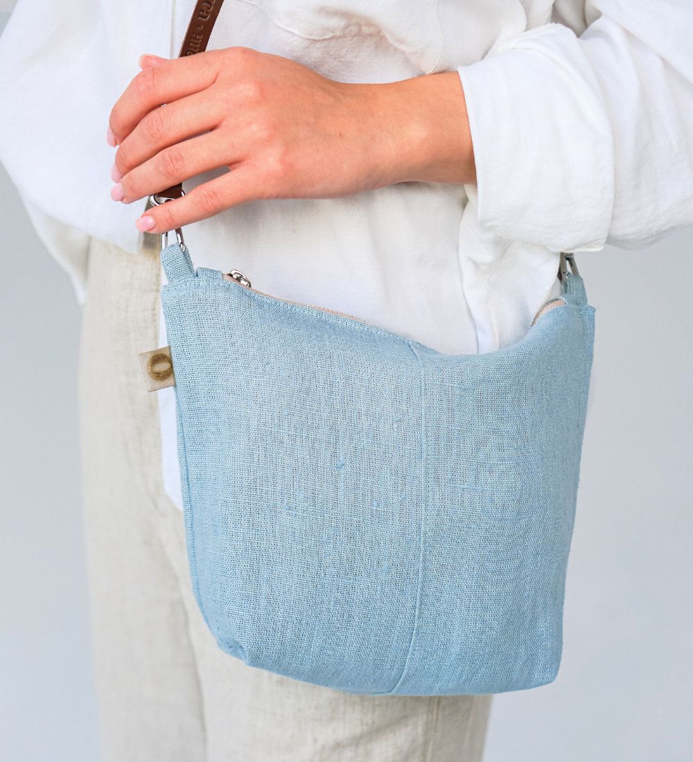 KOMPANKA Mała lniana torebka z paskiem - morska bryza