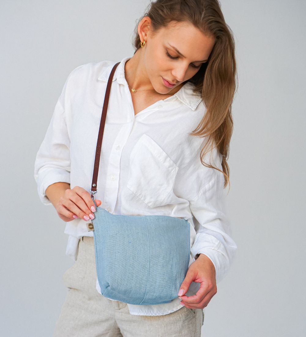 KOMPANKA Mała lniana torebka z paskiem - morska bryza