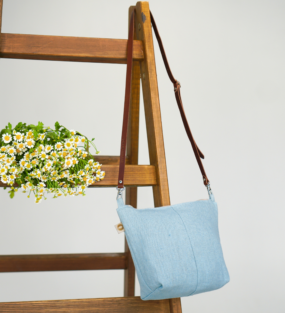 KOMPANKA Mała lniana torebka z paskiem - morska bryza