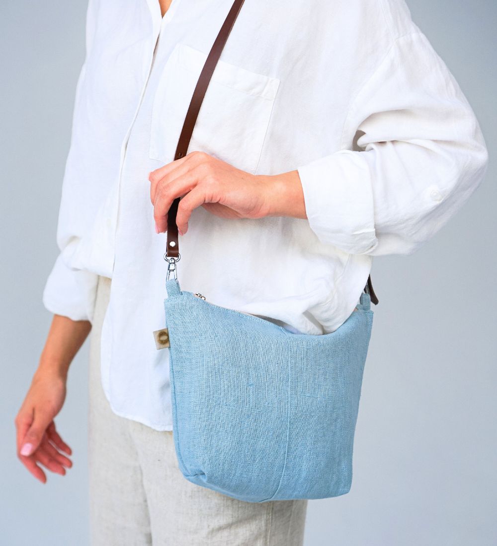 KOMPANKA Mała lniana torebka z paskiem - morska bryza