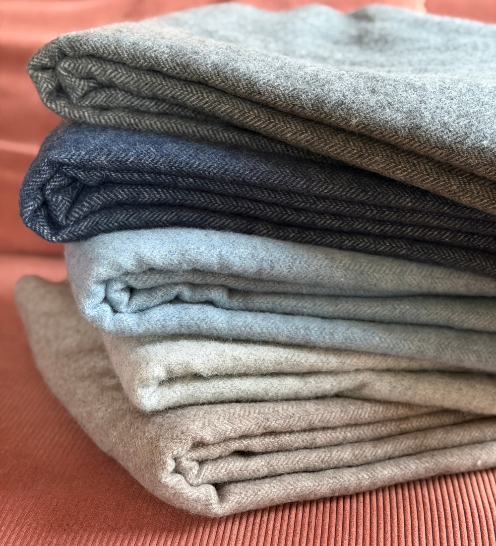 EOS Koc z merynosa z frędzlami w jodełkę - błękitny