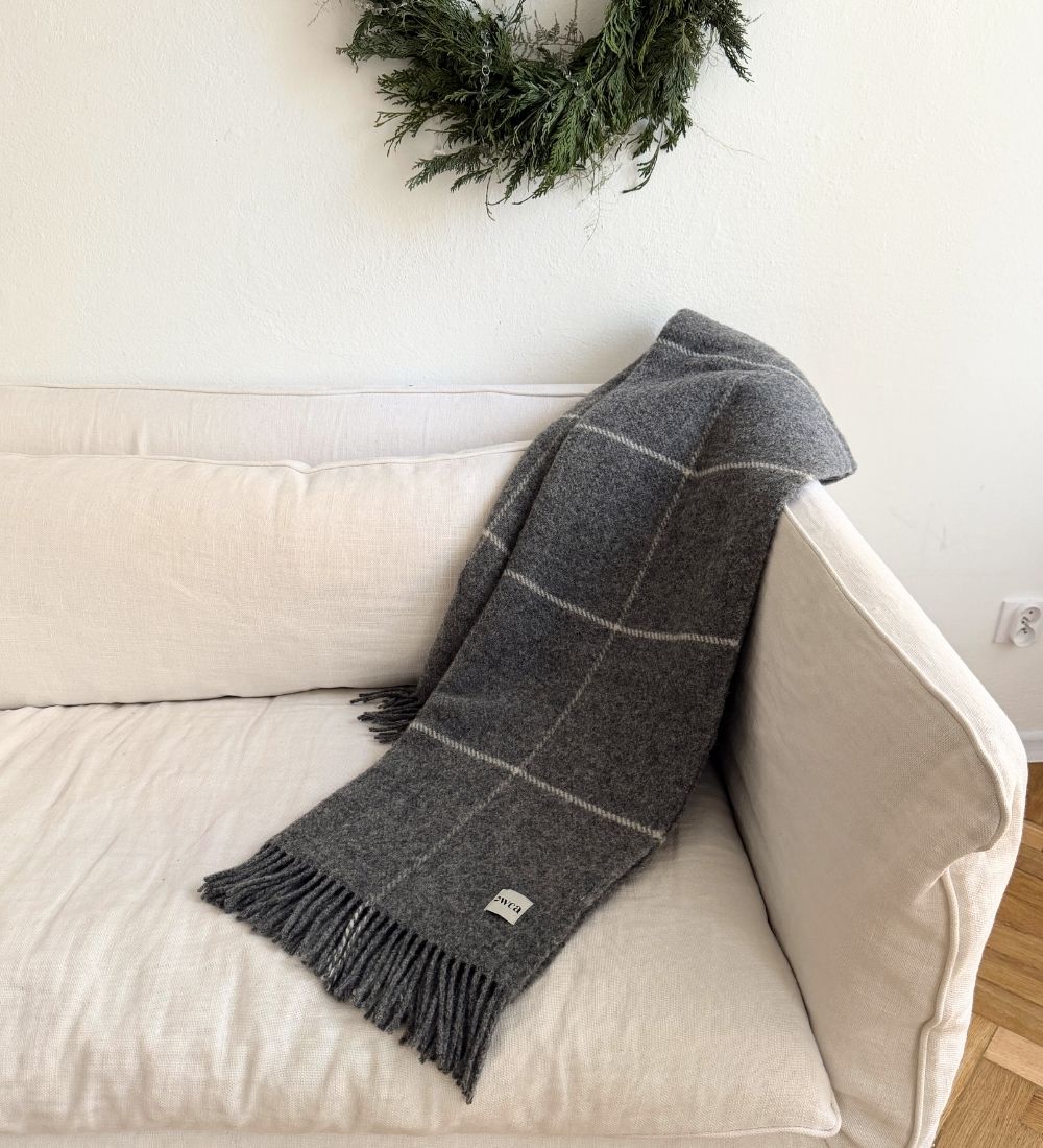 APOLLO Koc z merynosa z frędzlami w kratkę - szary