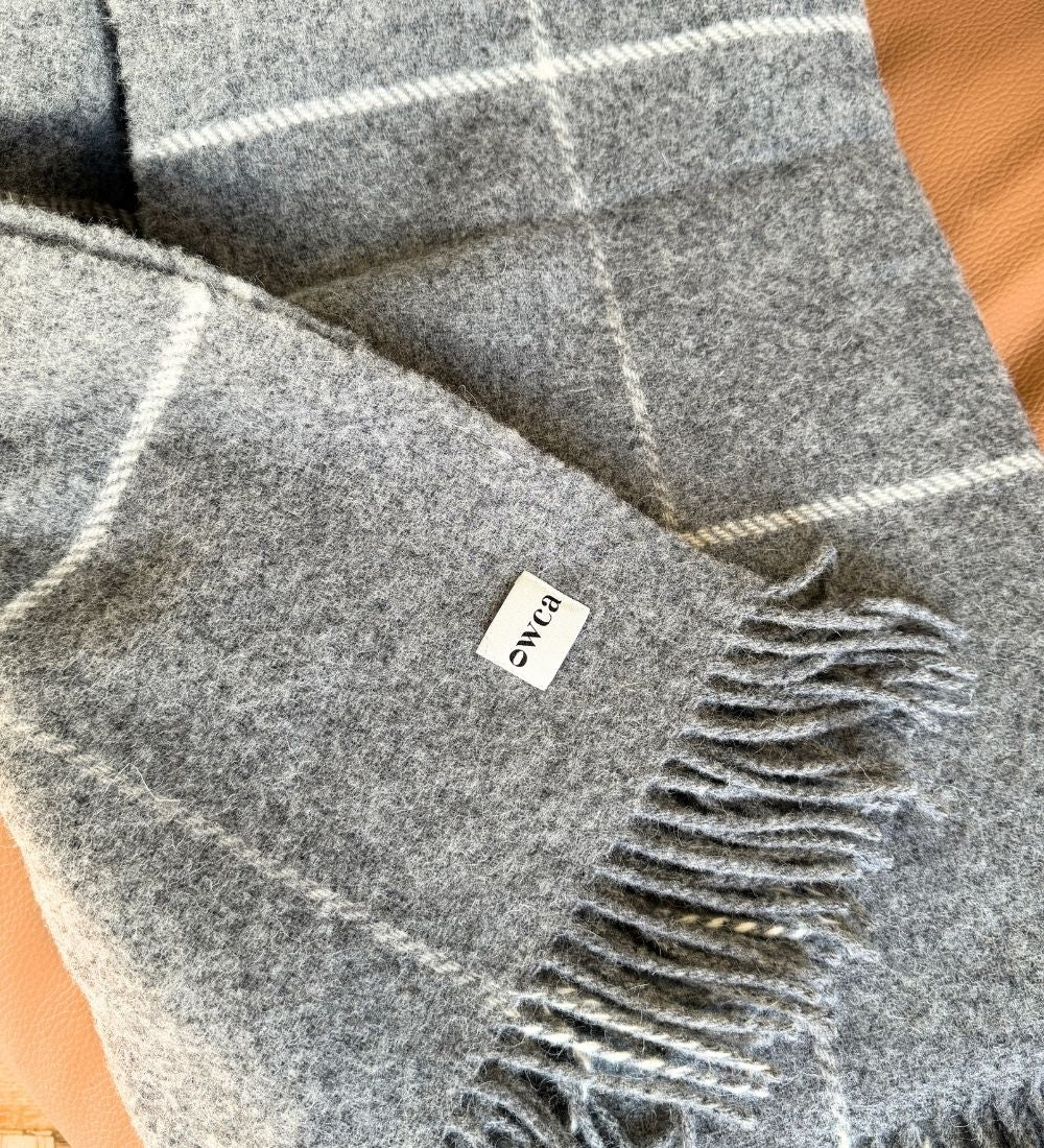 APOLLO Koc z merynosa z frędzlami w kratkę - szary