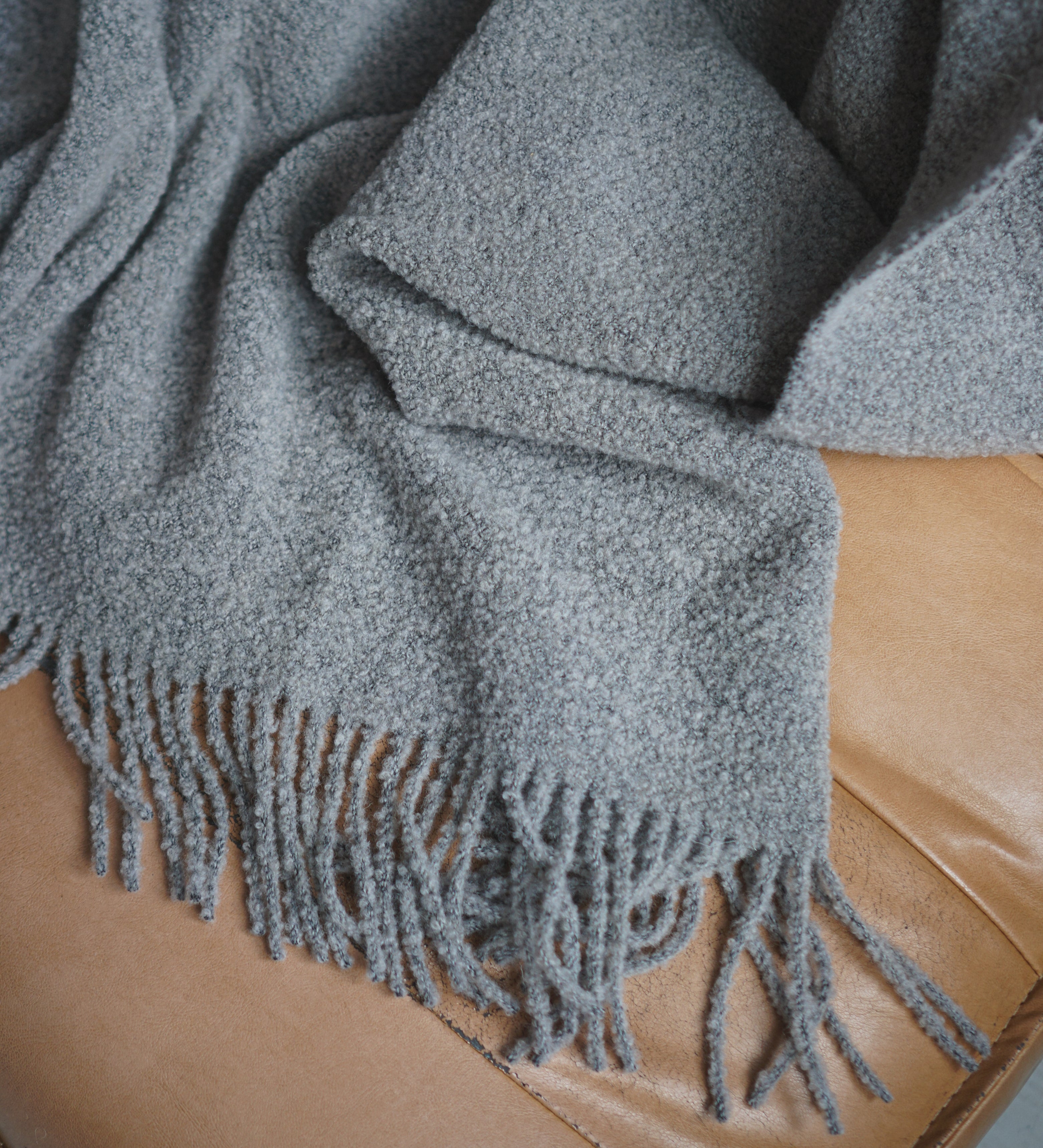 HELIOS Koc z merynosa z frędzlami boucle - szary