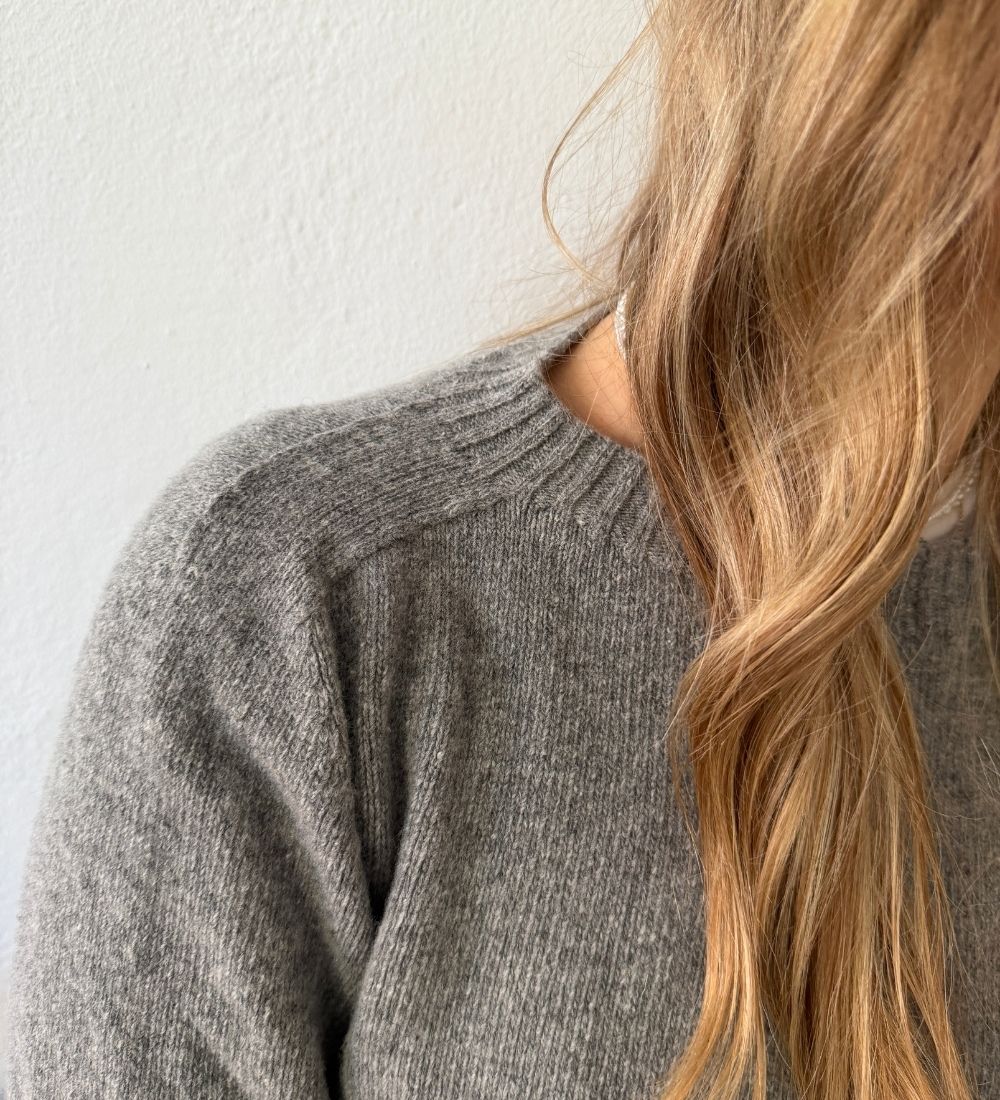 TYRA Klasyczny sweter z wełny merino - szary