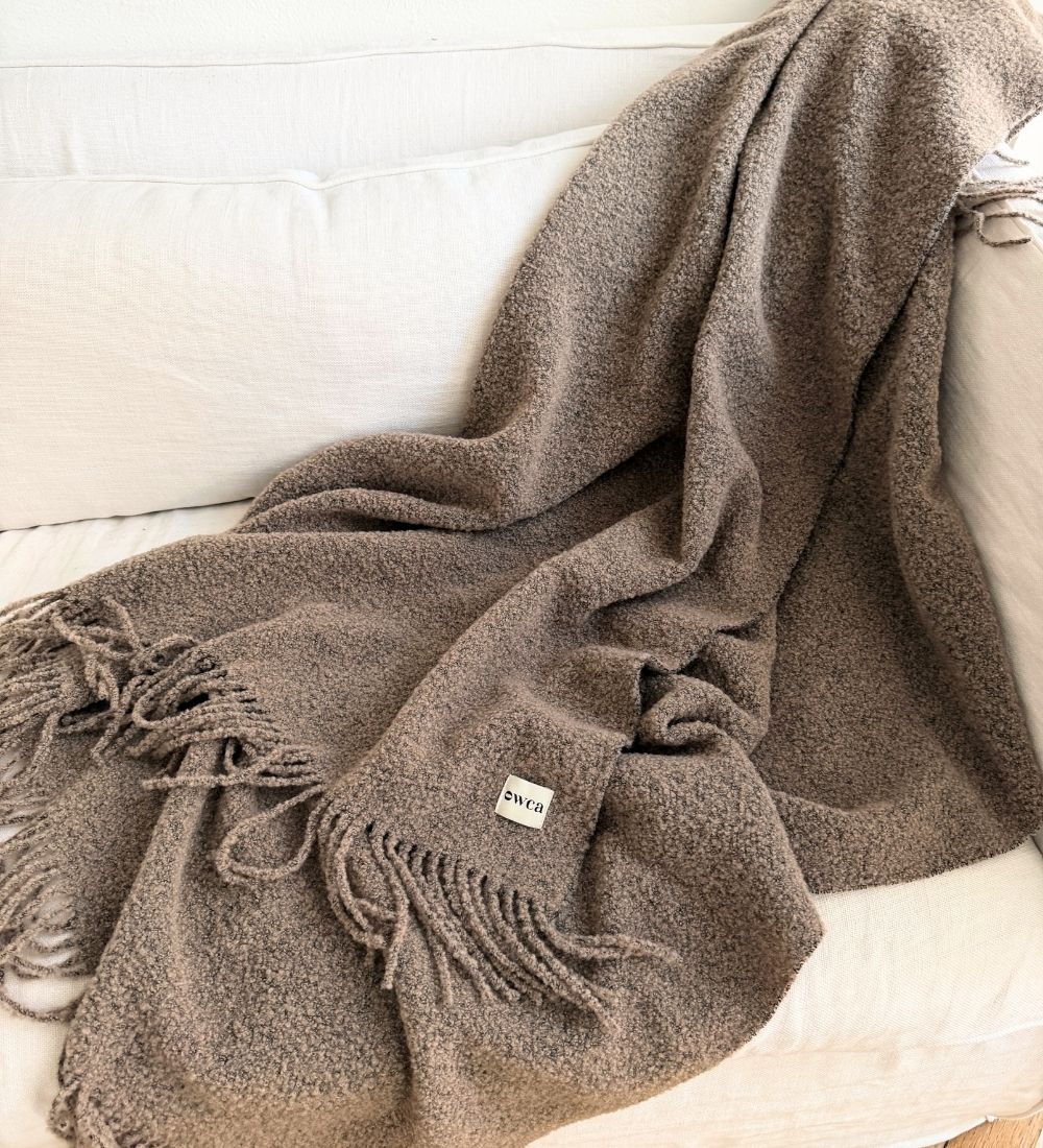 HELIOS Koc z merynosa z frędzlami boucle - mocca