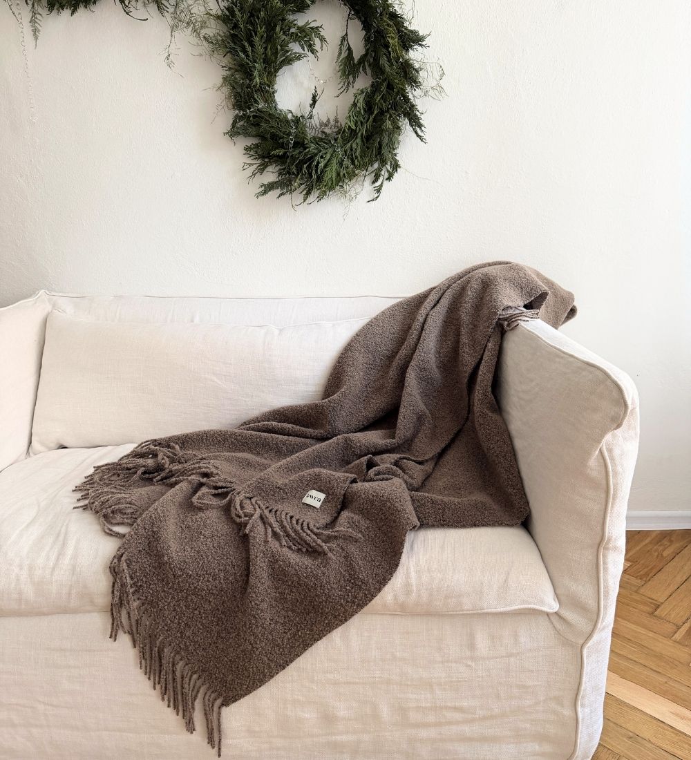 HELIOS Koc z merynosa z frędzlami boucle - mocca