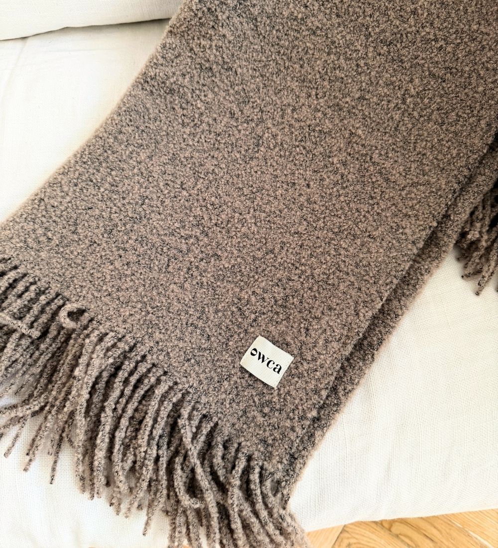 HELIOS Koc z merynosa z frędzlami boucle - mocca