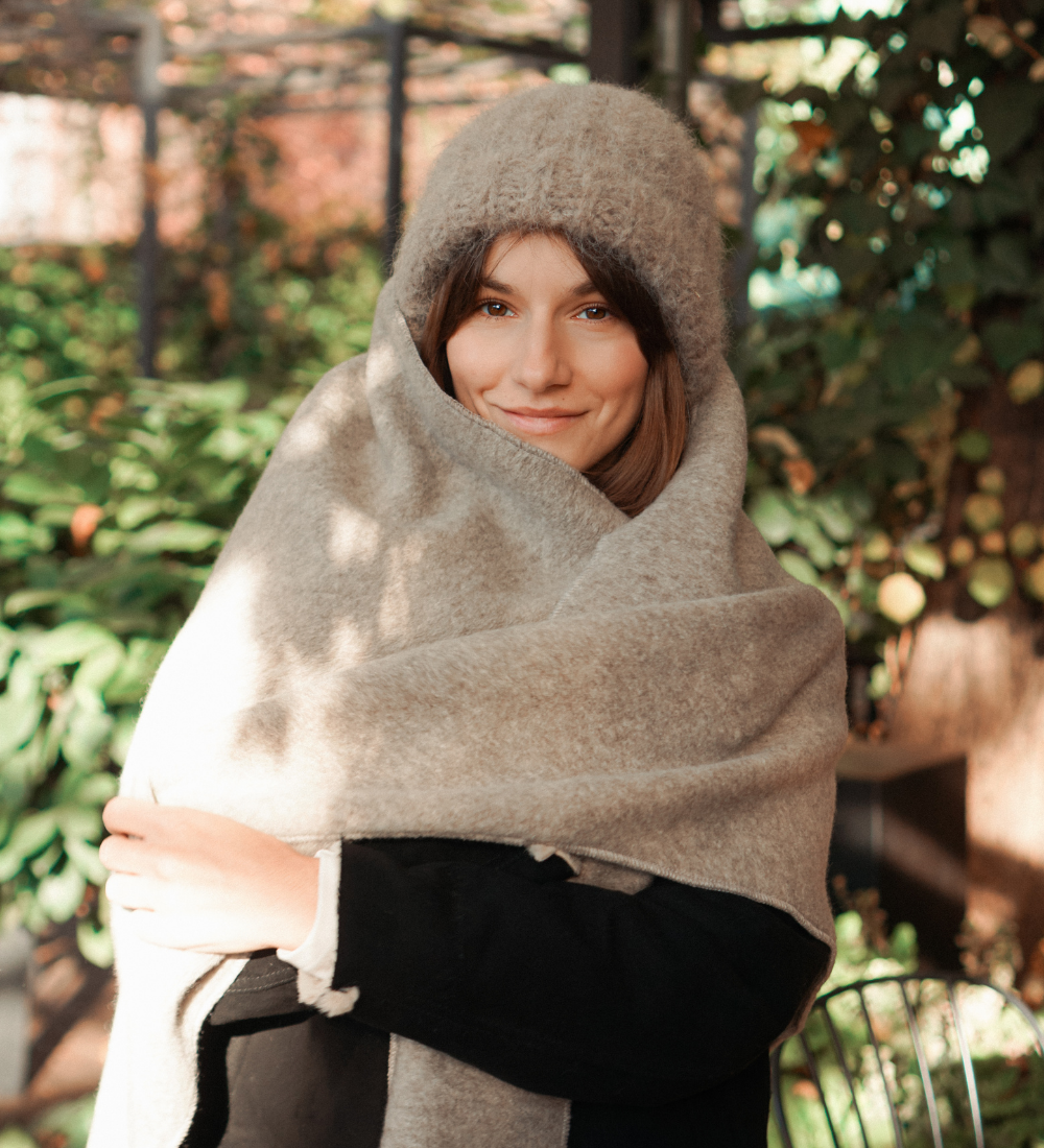 BRIM Duża trójkątna chusta z wełną merino - beżowa