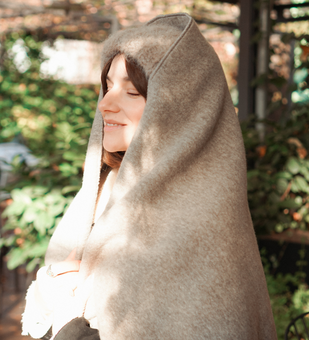 BRIM Duża trójkątna chusta z wełną merino - beżowa