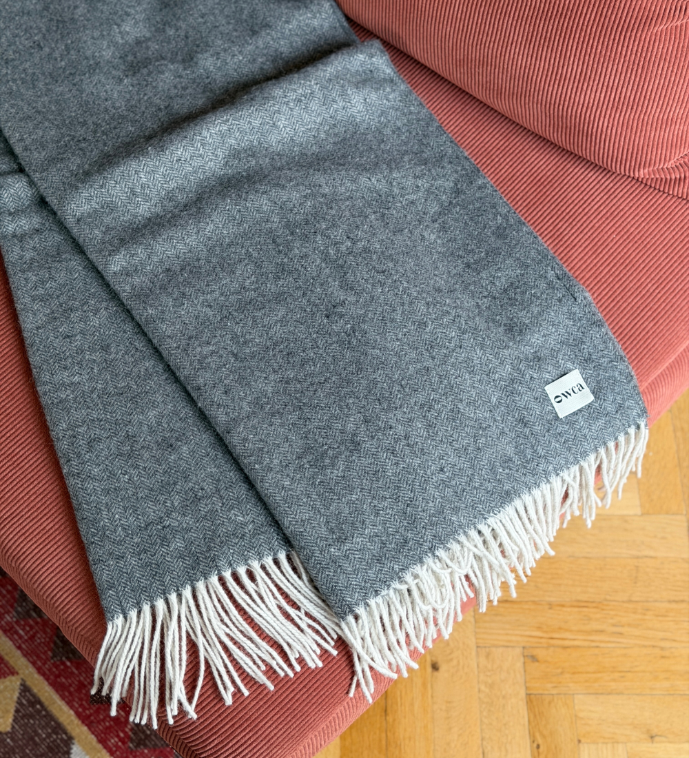 EOS Koc z merynosa z frędzlami w jodełkę - grafitowy