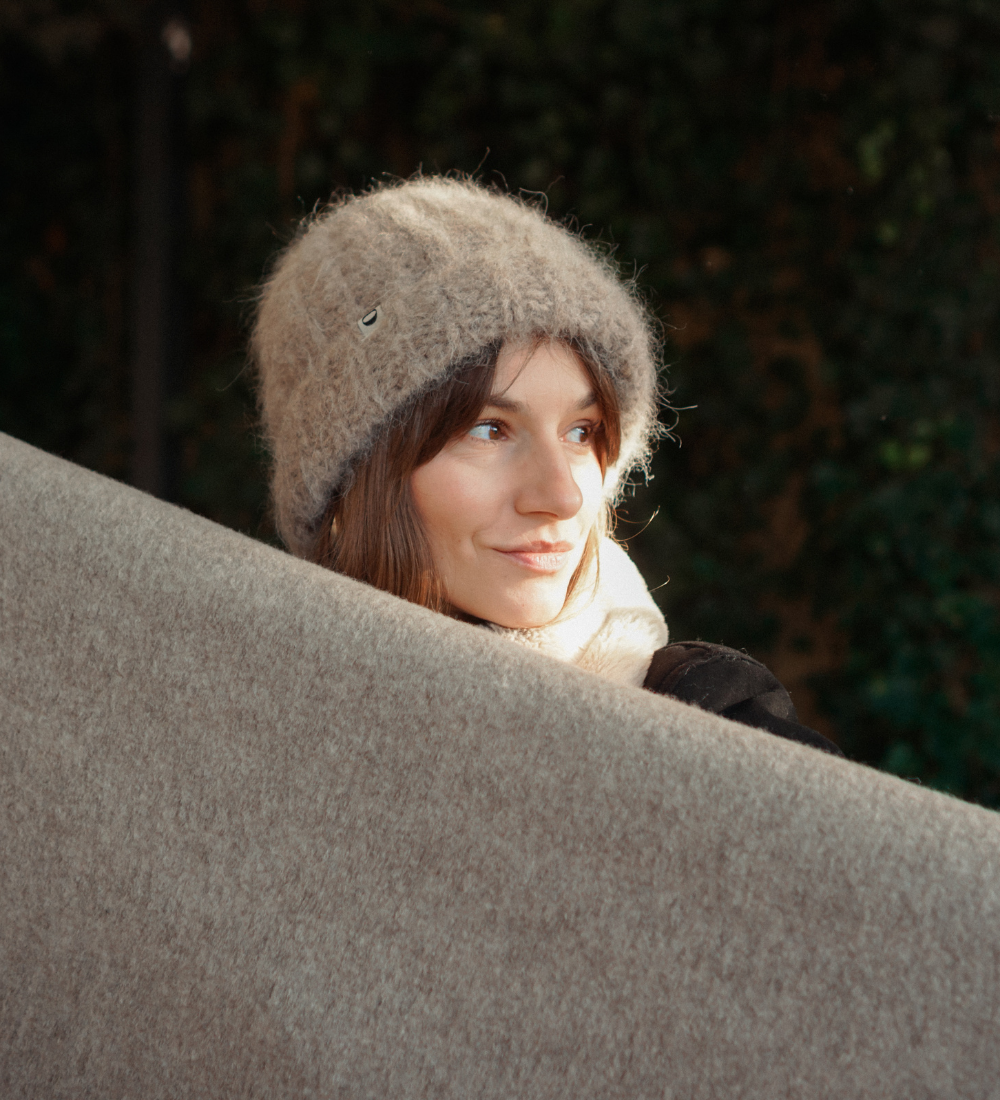 BRIM Duża trójkątna chusta z wełną merino - beżowa