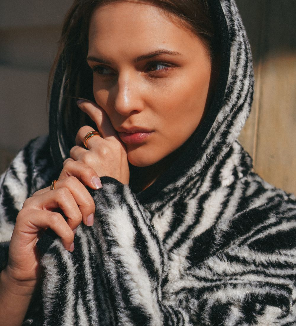 MIŚ Wełniana kurtka/bluza z kapturem - zebra