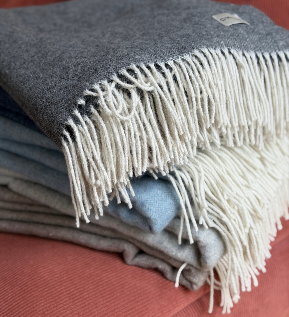 EOS Koc z merynosa z frędzlami w jodełkę - grafitowy