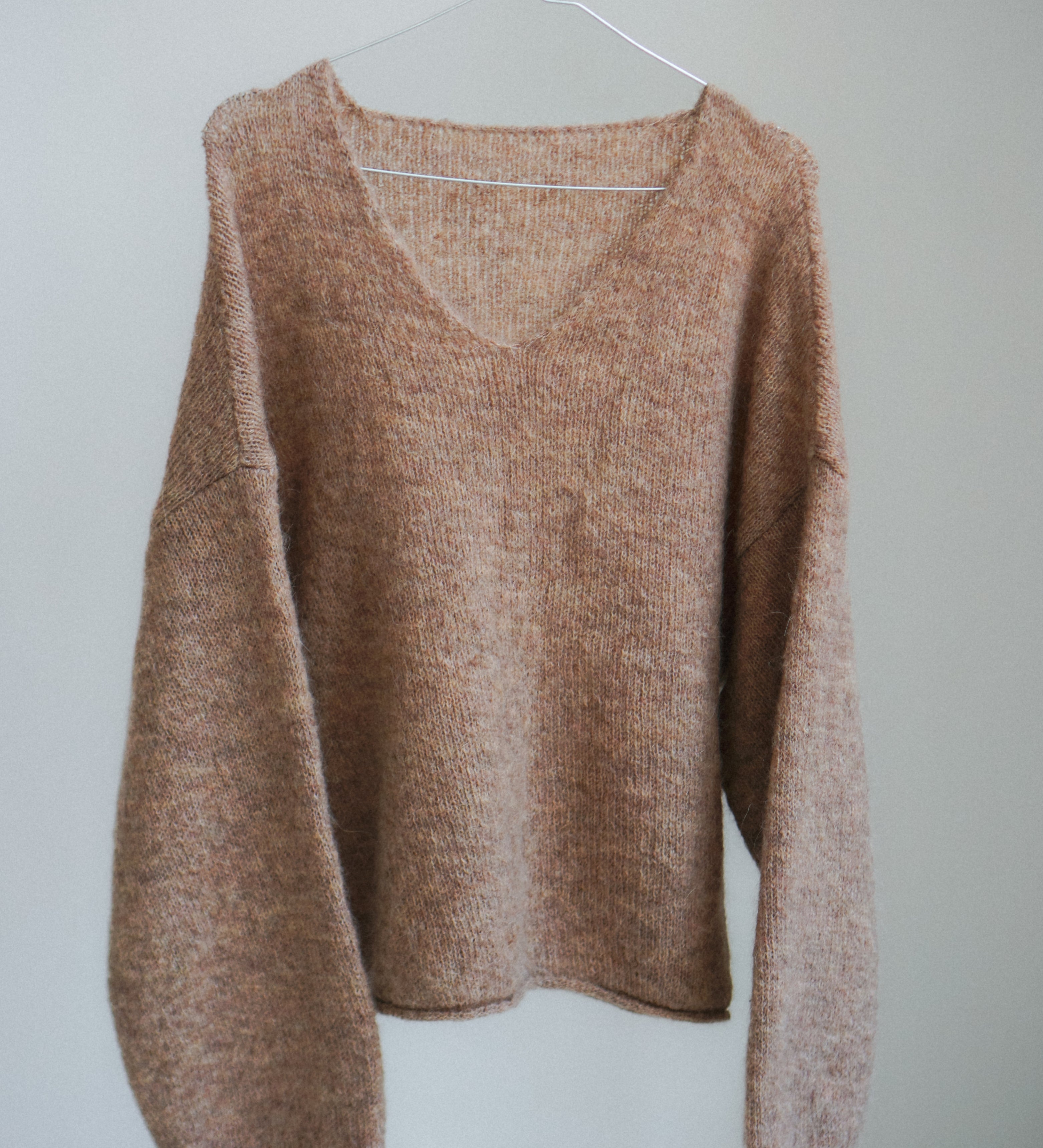 Lekki sweter beżowy z wełną i moherem