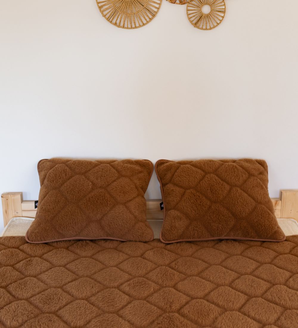 Brązowa poduszka z wełny merynosa i wielbłąda