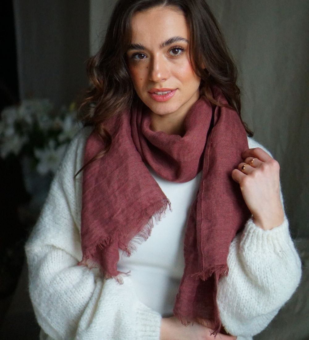Czerwona lniana chusta