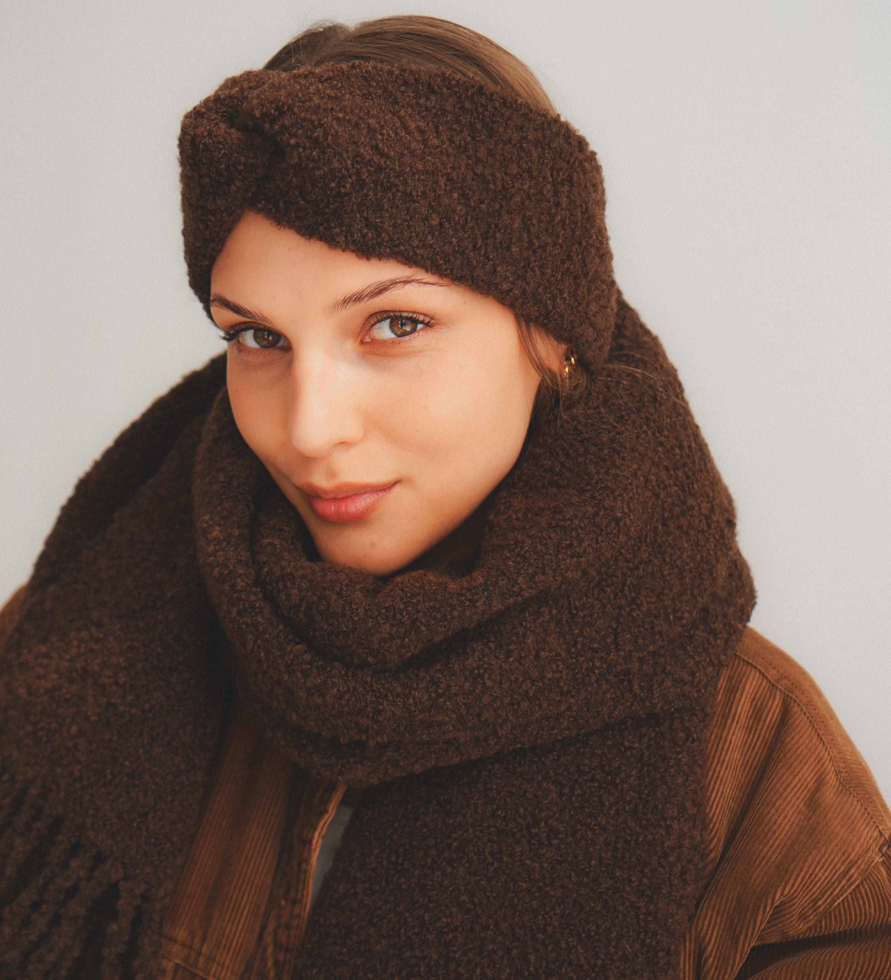 Ciepły szal z merino boucle – czekolada