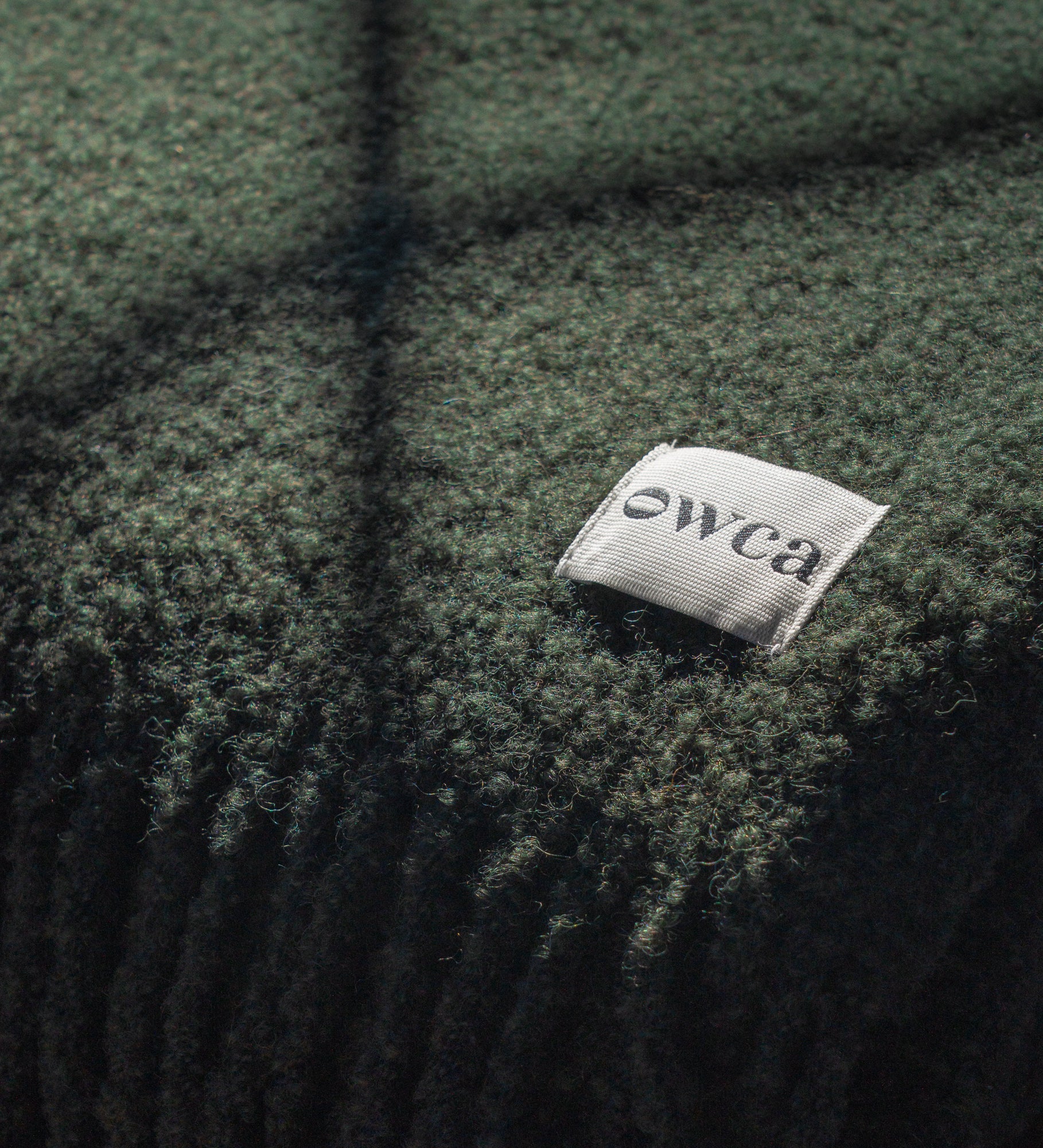 HELIOS Koc z merynosa z frędzlami boucle - sosnowy