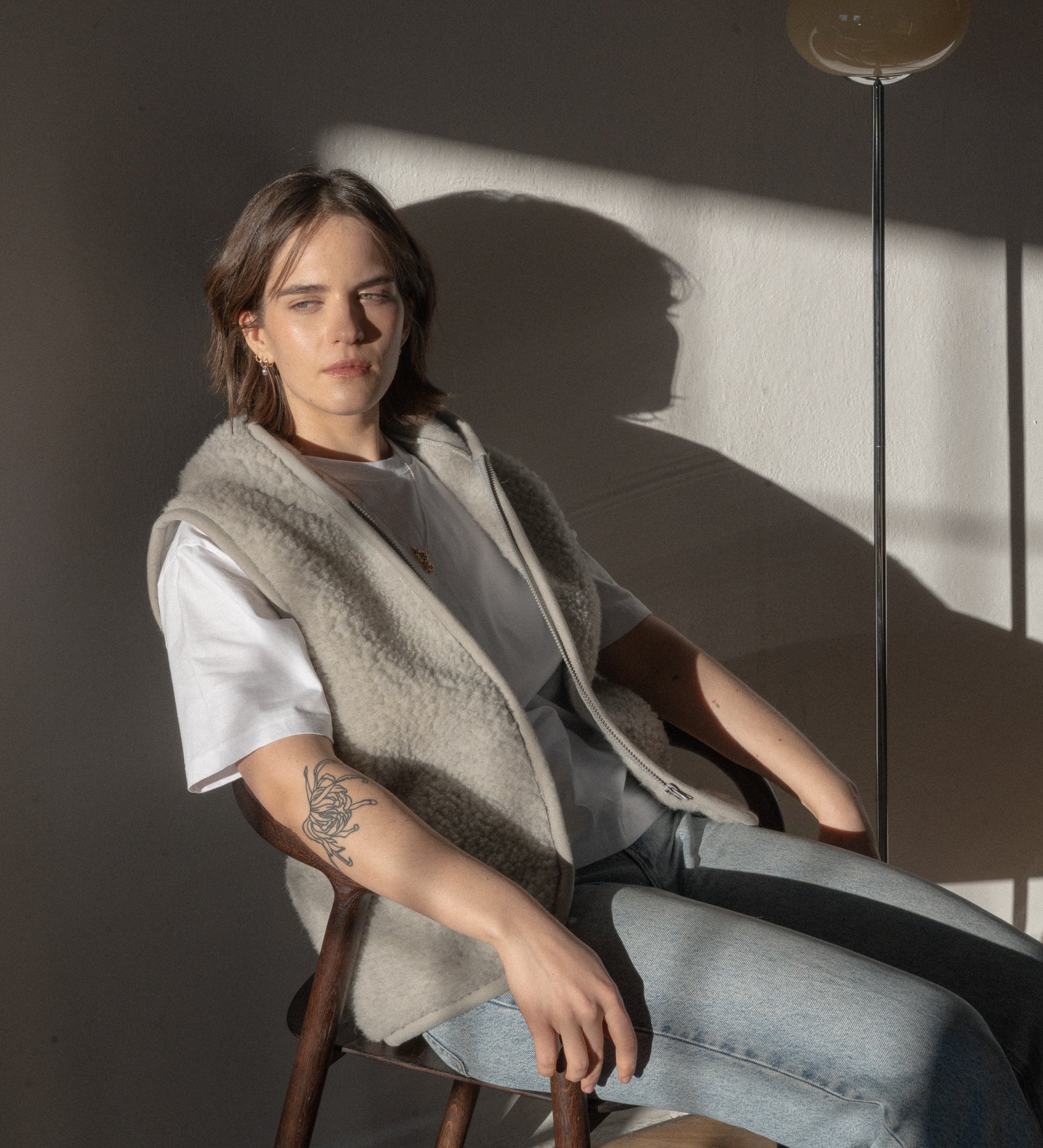 VALA Dłuższa kamizelka z kapturem - szara