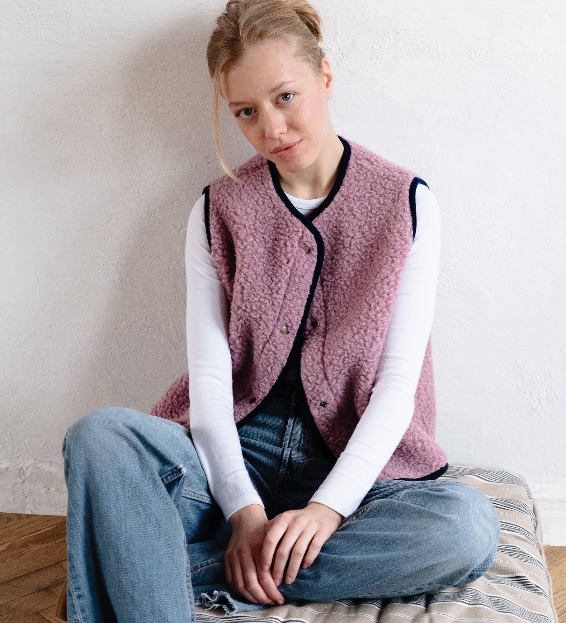 GAJA Zapinana kamizelka z wełny merino - palony róż z granatowym obszyciem