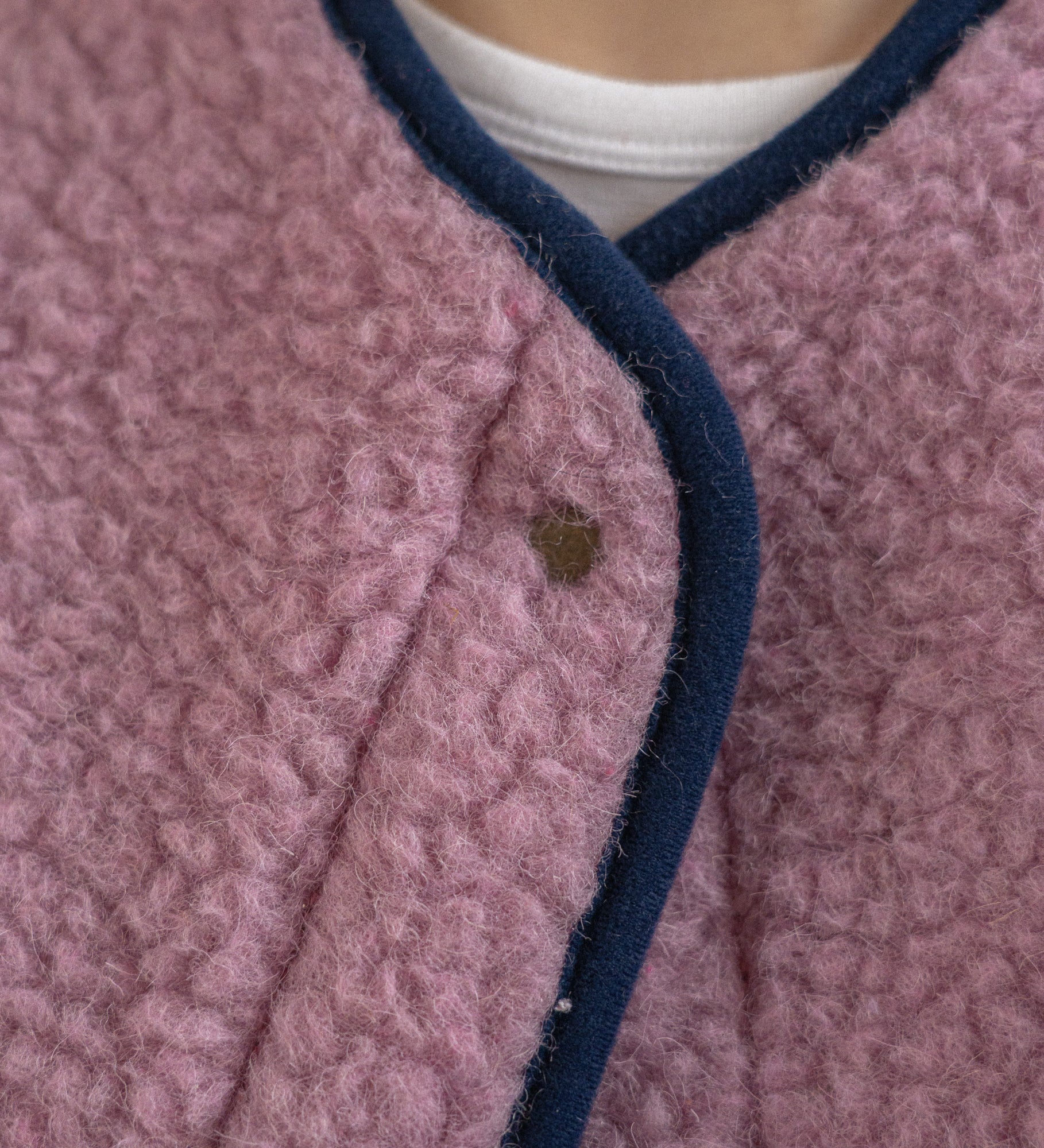 GAJA Zapinana kamizelka z wełny merino - palony róż z granatowym obszyciem