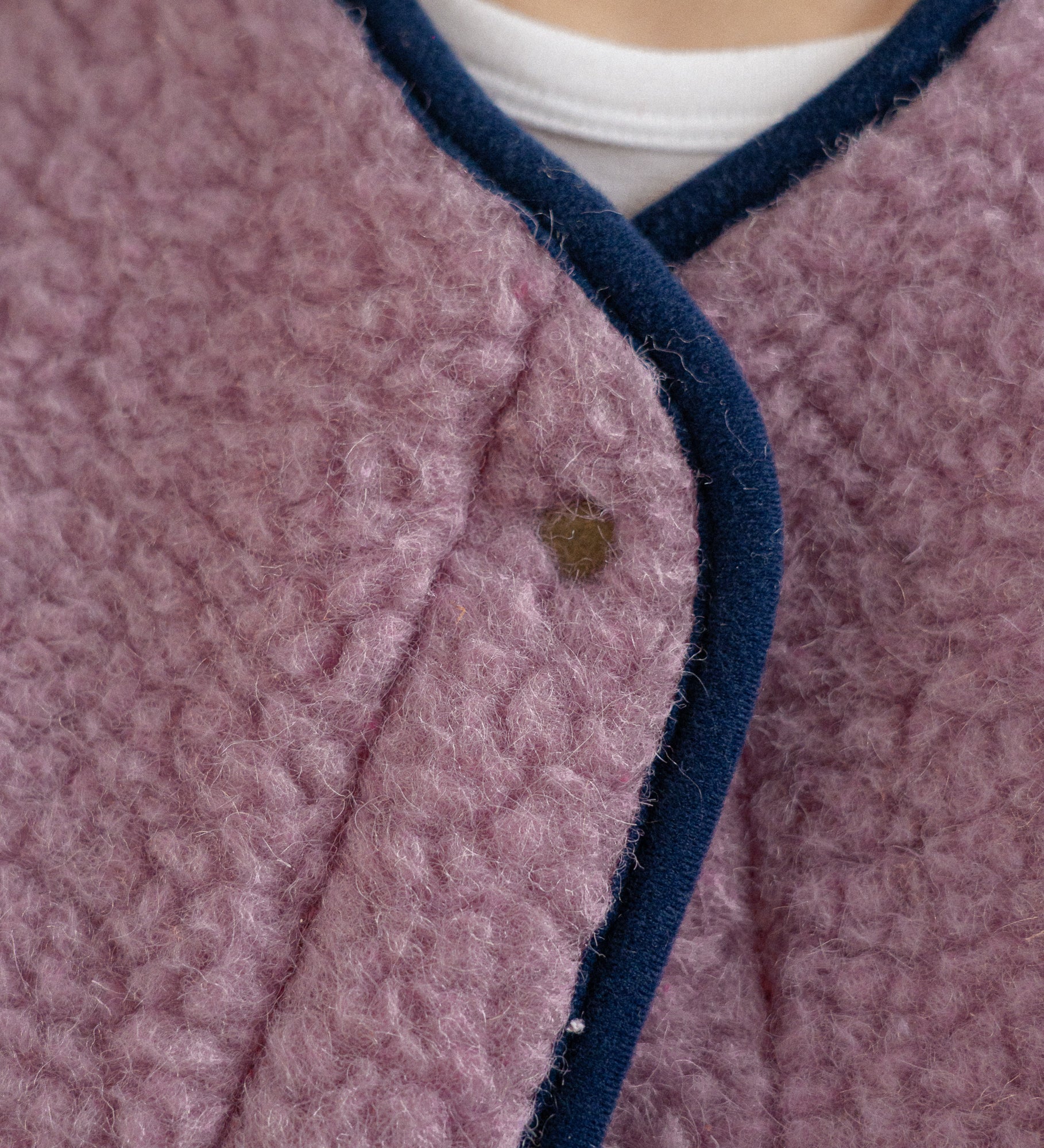 GAJA Zapinana kamizelka z wełny merino - palony róż z granatowym obszyciem