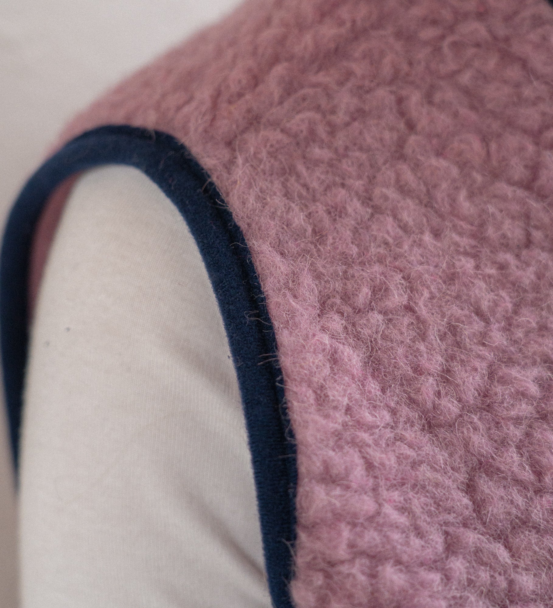 GAJA Zapinana kamizelka z wełny merino - palony róż z granatowym obszyciem