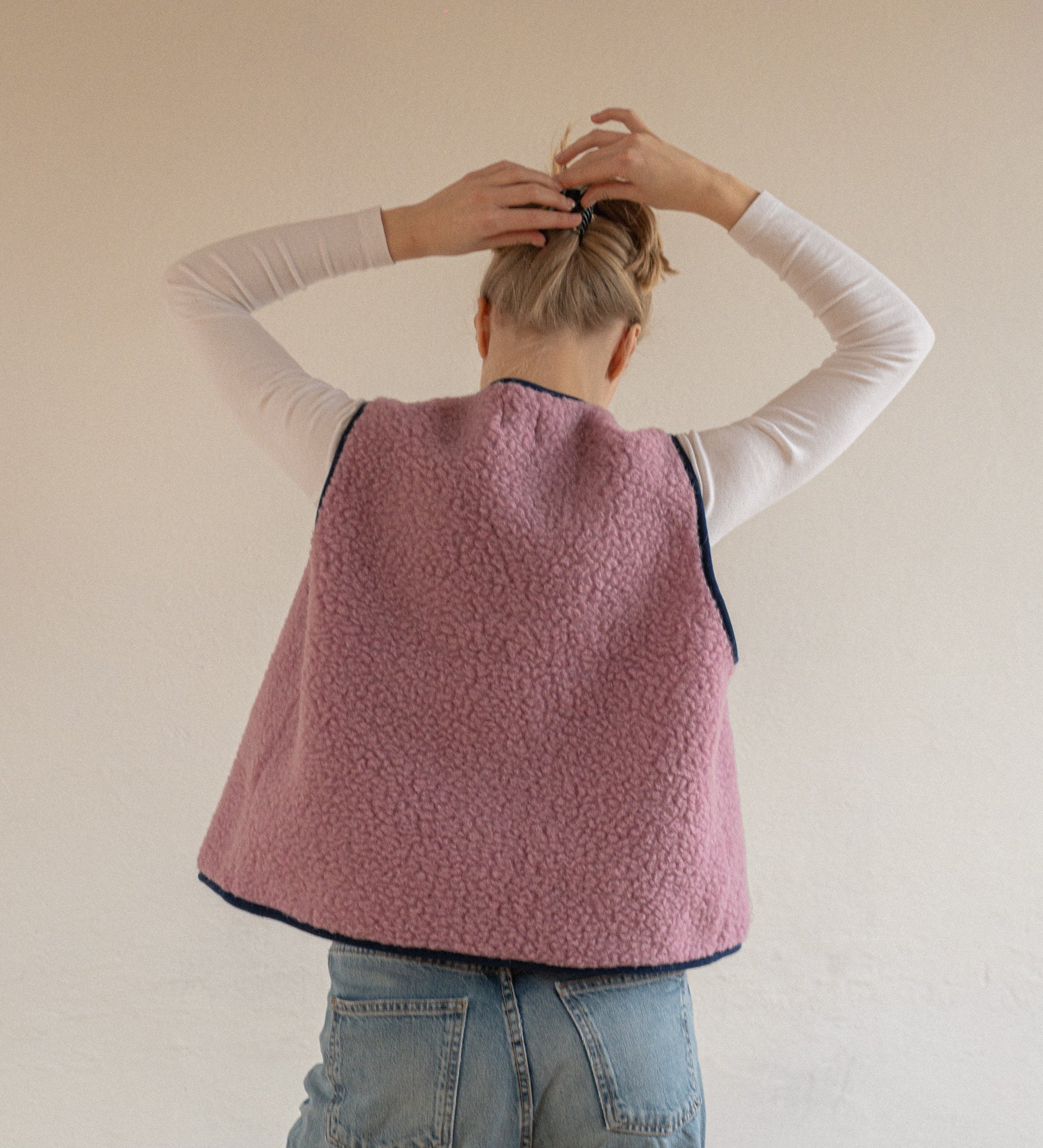 GAJA Zapinana kamizelka z wełny merino - palony róż z granatowym obszyciem