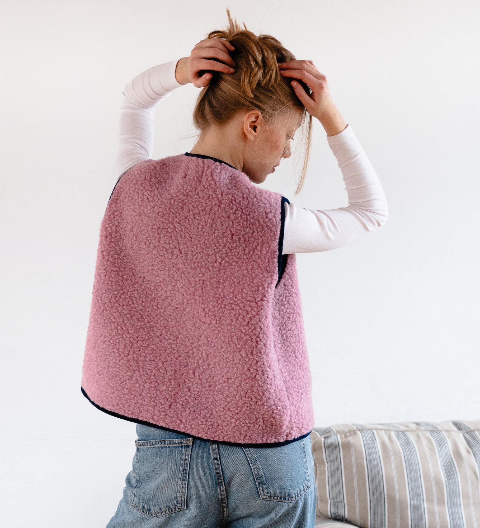 GAJA Zapinana kamizelka z wełny merino - palony róż z granatowym obszyciem