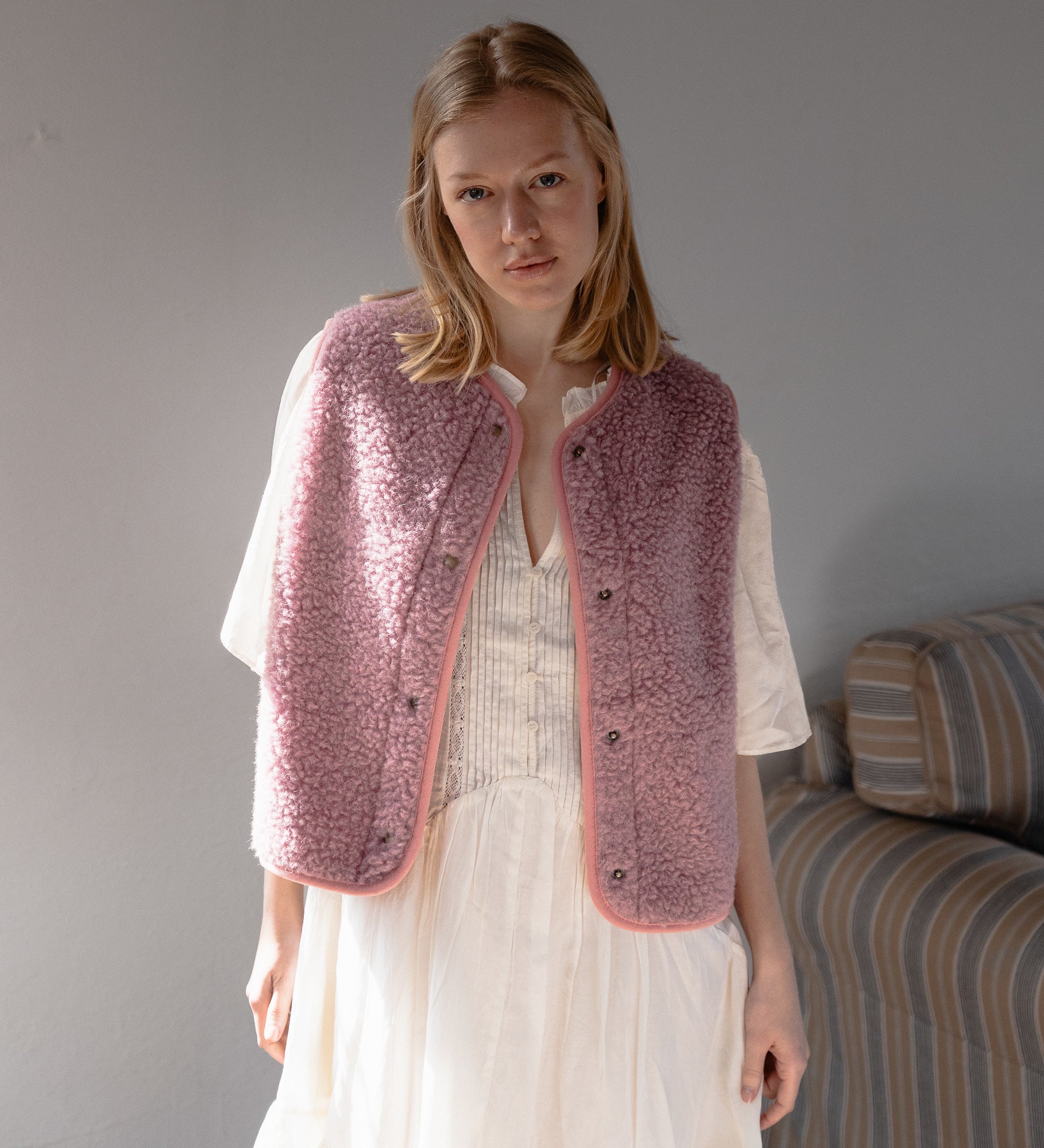 GAJA Zapinana kamizelka z wełny merino - palony róż z różowym obszyciem
