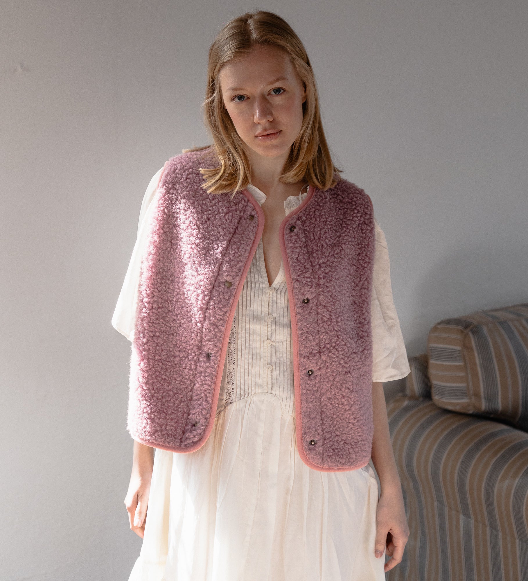 GAJA Zapinana kamizelka z wełny merino - palony róż z różowym obszyciem