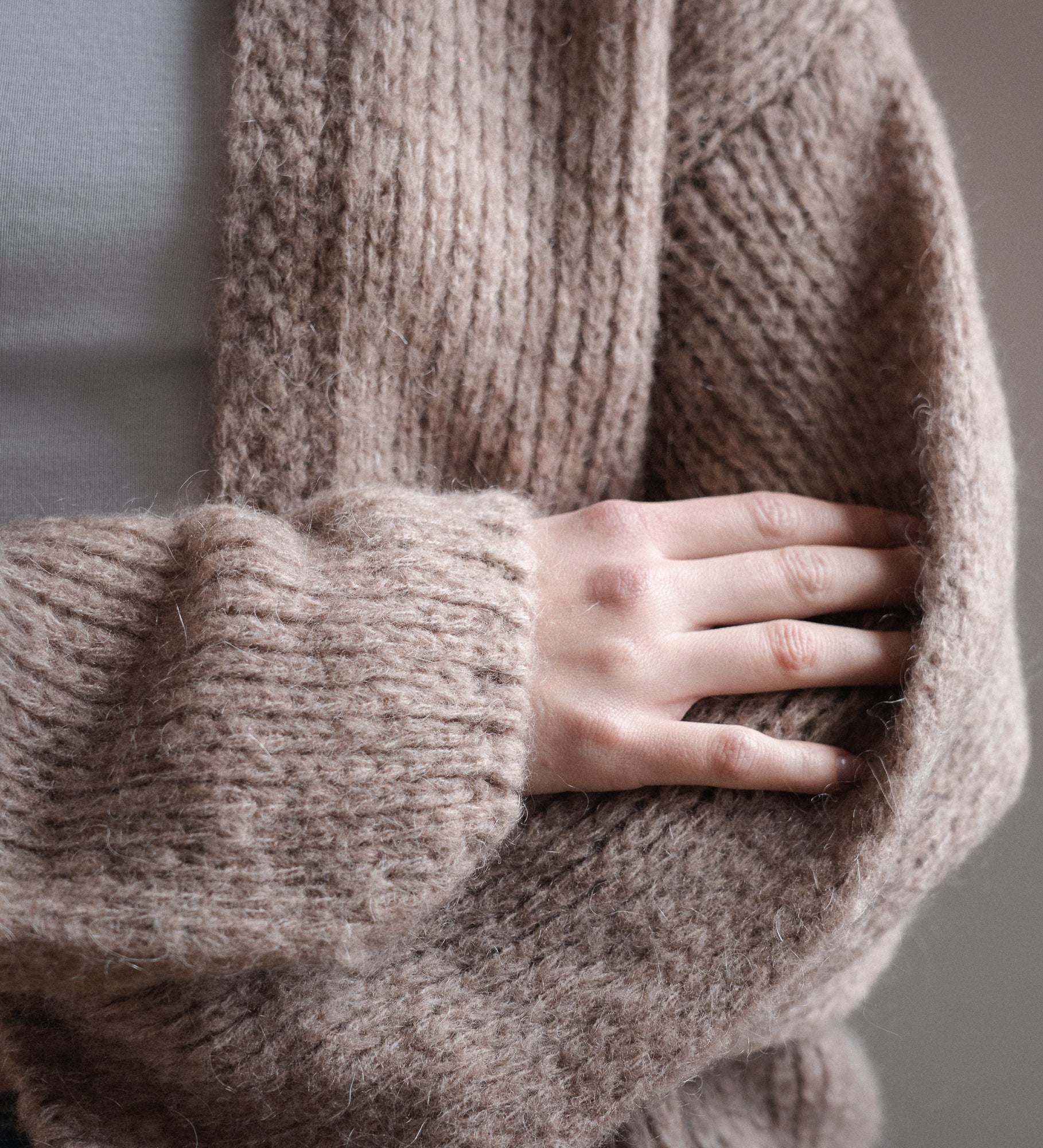 ROSA Miękki kardigan z wełną merino i moherem - beżowy