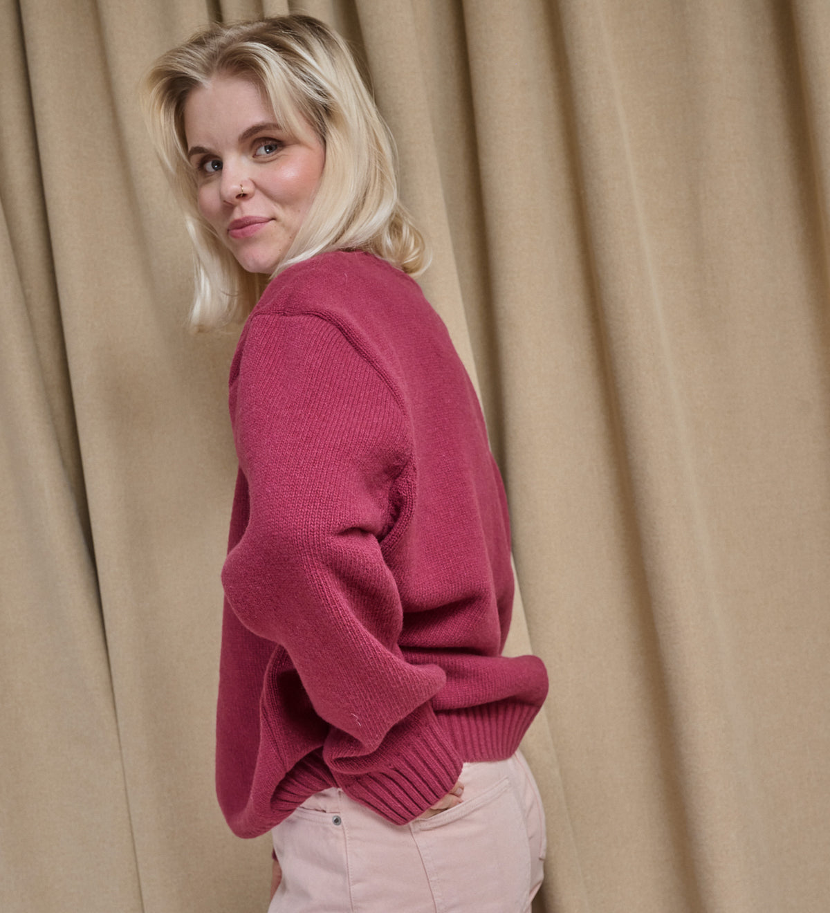ANEMONE Gruby sweter z wełny merino oversize - suszona malina