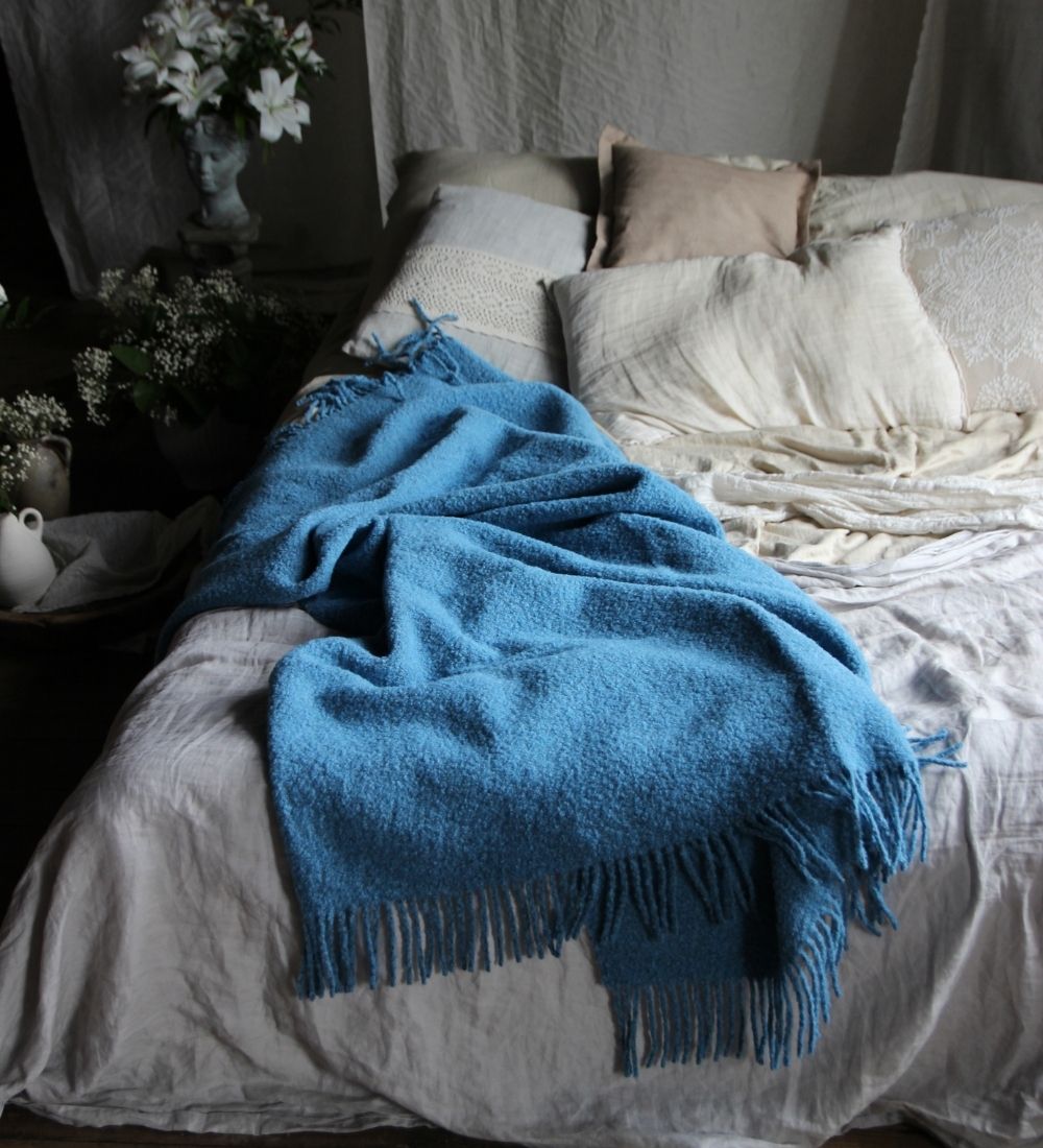Koc boucle z merynosa z frędzlami – odcień denim