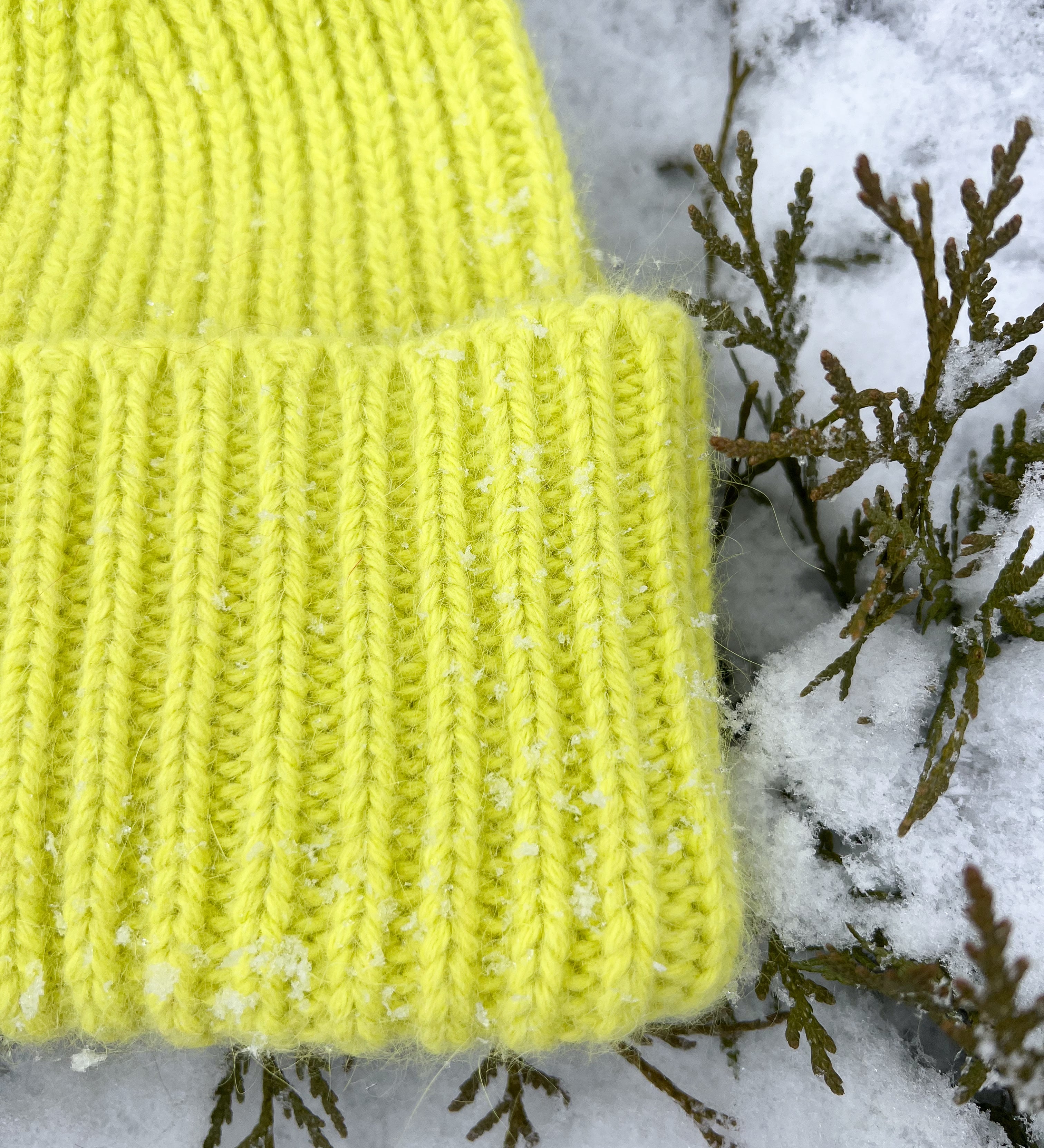 NORA Miękka czapka z angorą - żółty kanarek