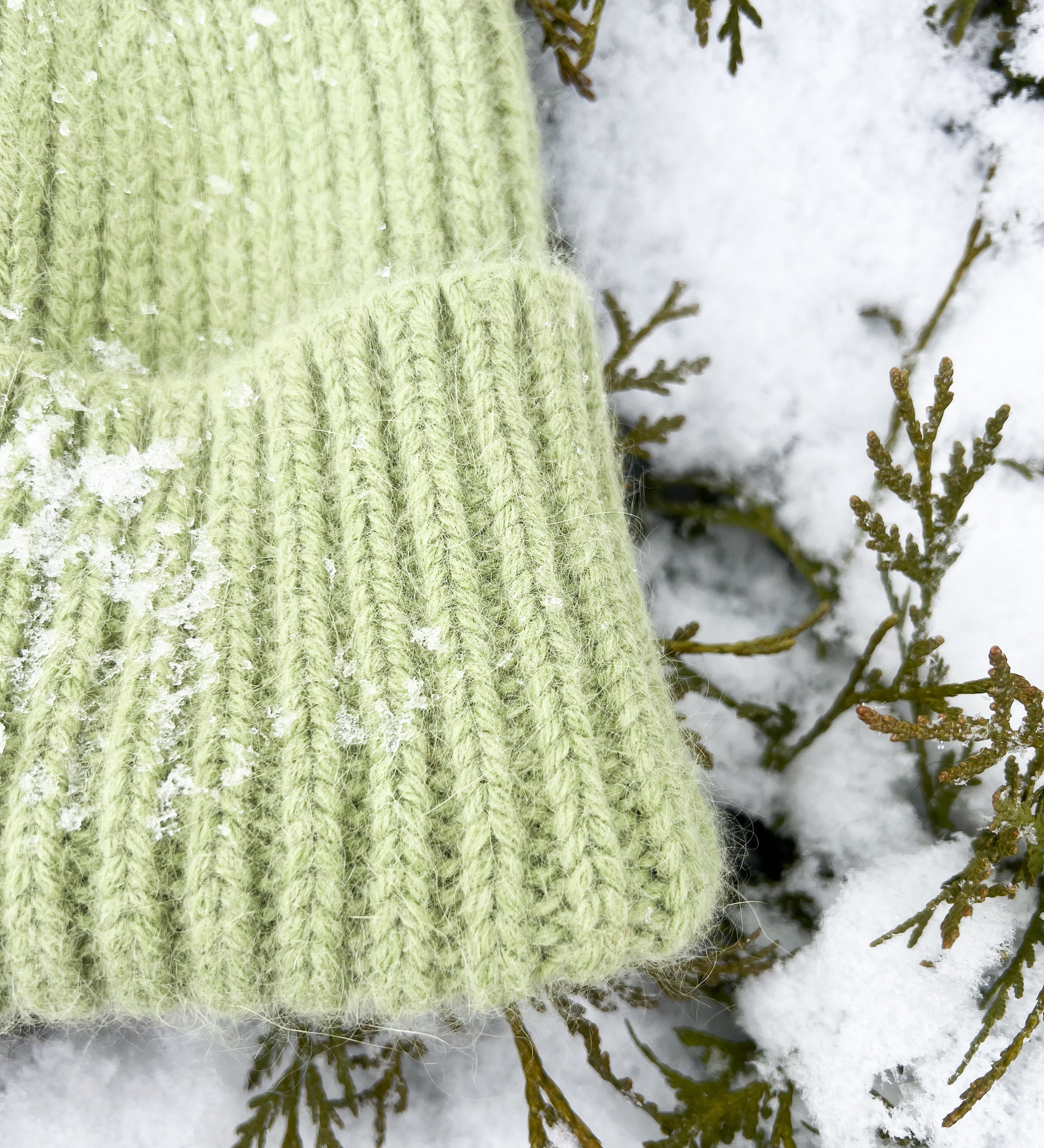 NORA Miękka czapka z angorą - pistacjowa