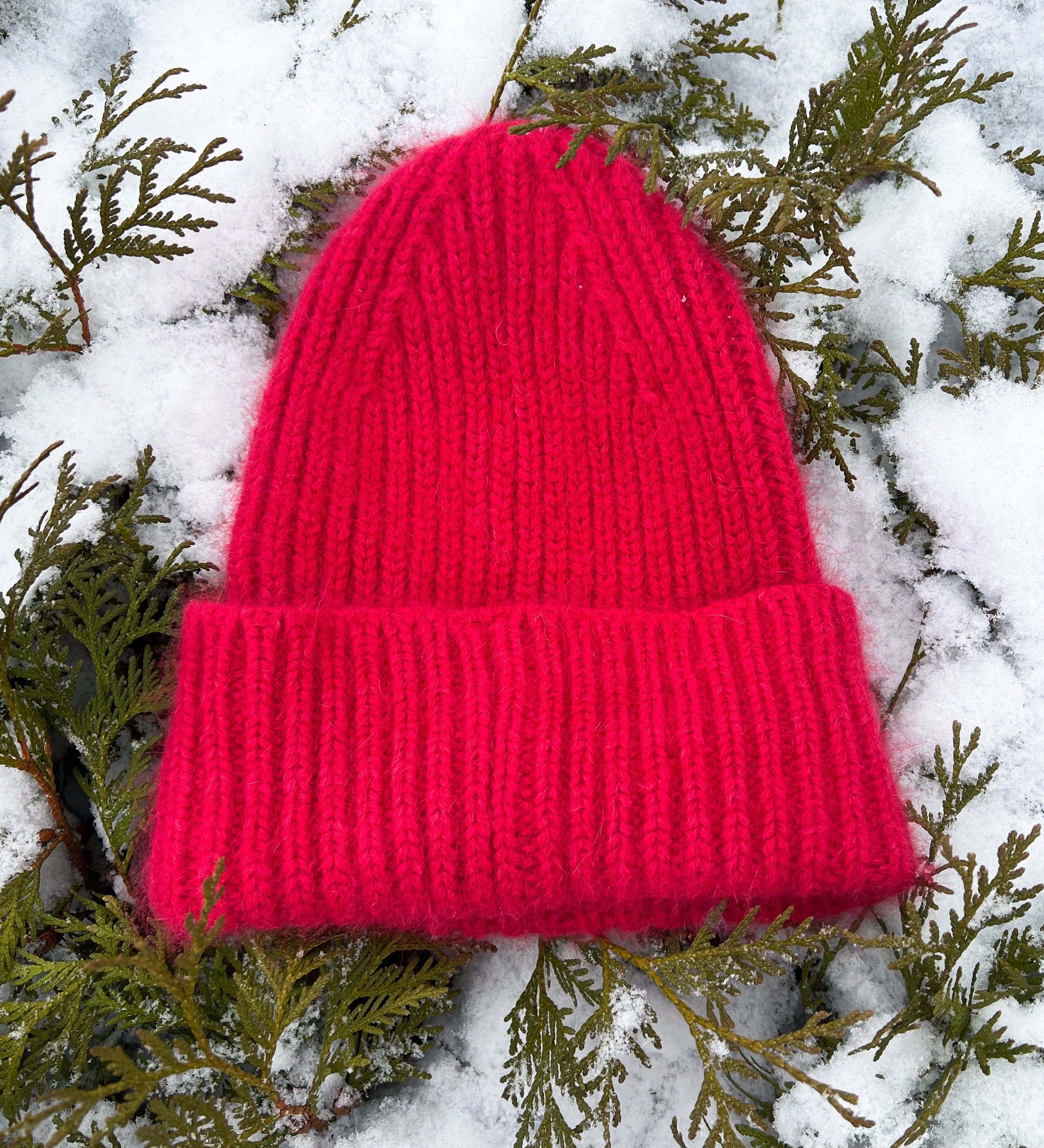 NORA Miękka czapka z angorą - malinowa