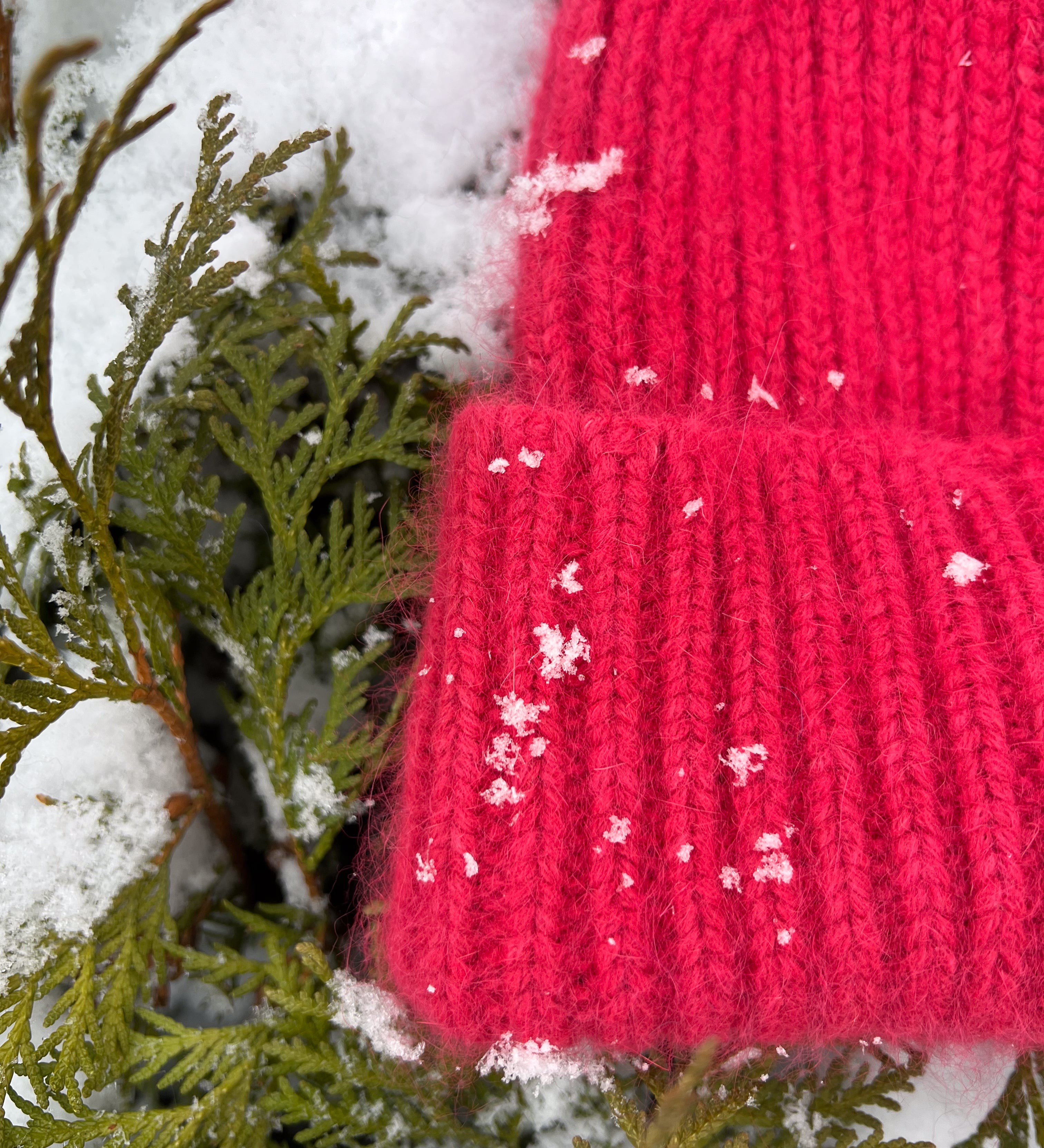 NORA Miękka czapka z angorą - malinowa